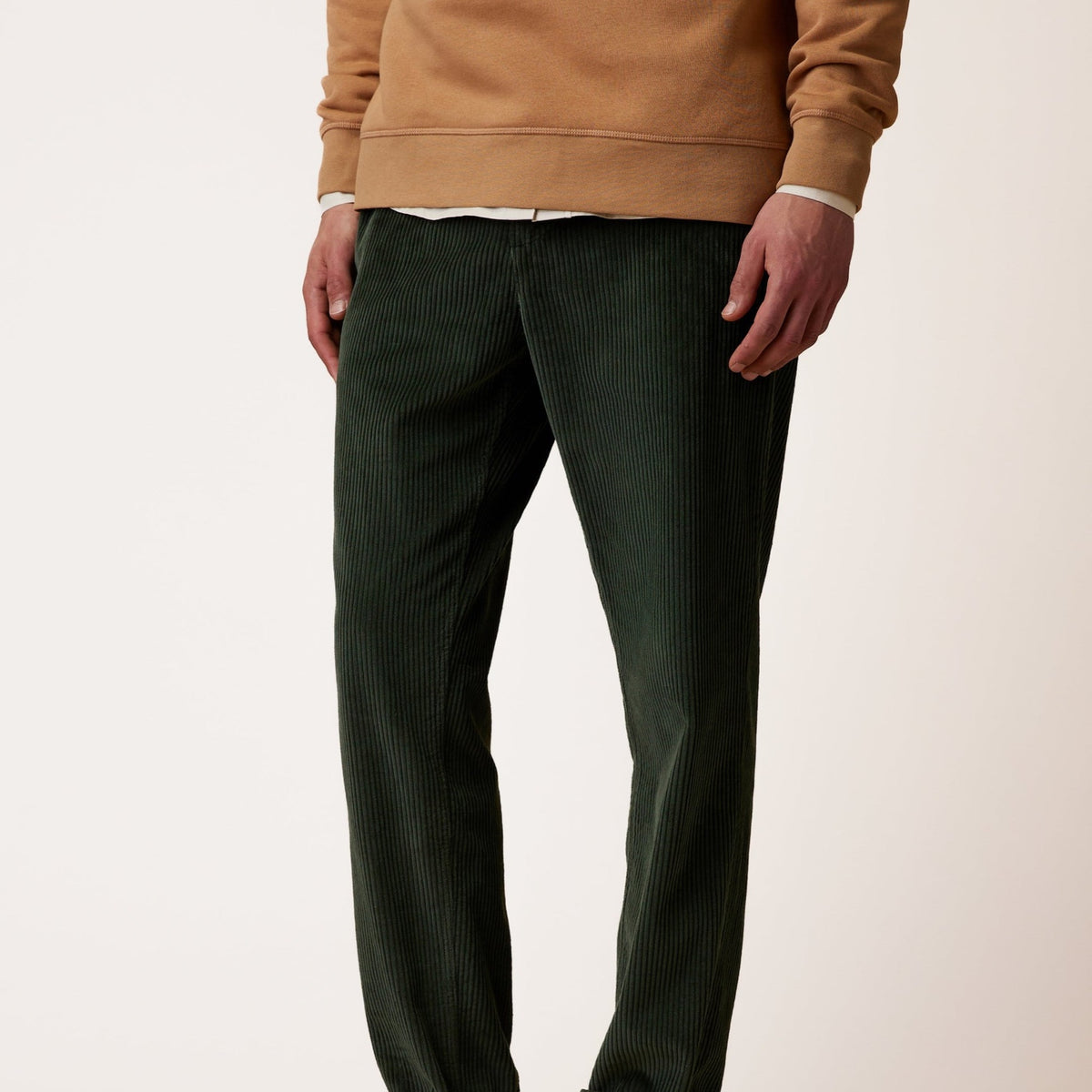DREUILLE Pantalon en velours côtelé, taille élastique — FAGUO — Vert foncé — porté | Appart 17 Bruxelles