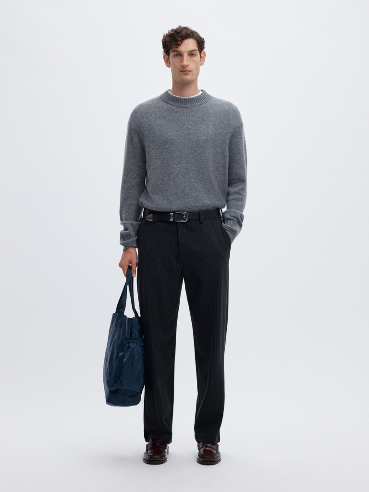 SLM220-LOOSE LUKE Pantalon loose en laine mélangée à rayures tennis — Selected Homme — Dark Navy Stripes — porté, tenue complète 2 | Appart 17 Bruxelles