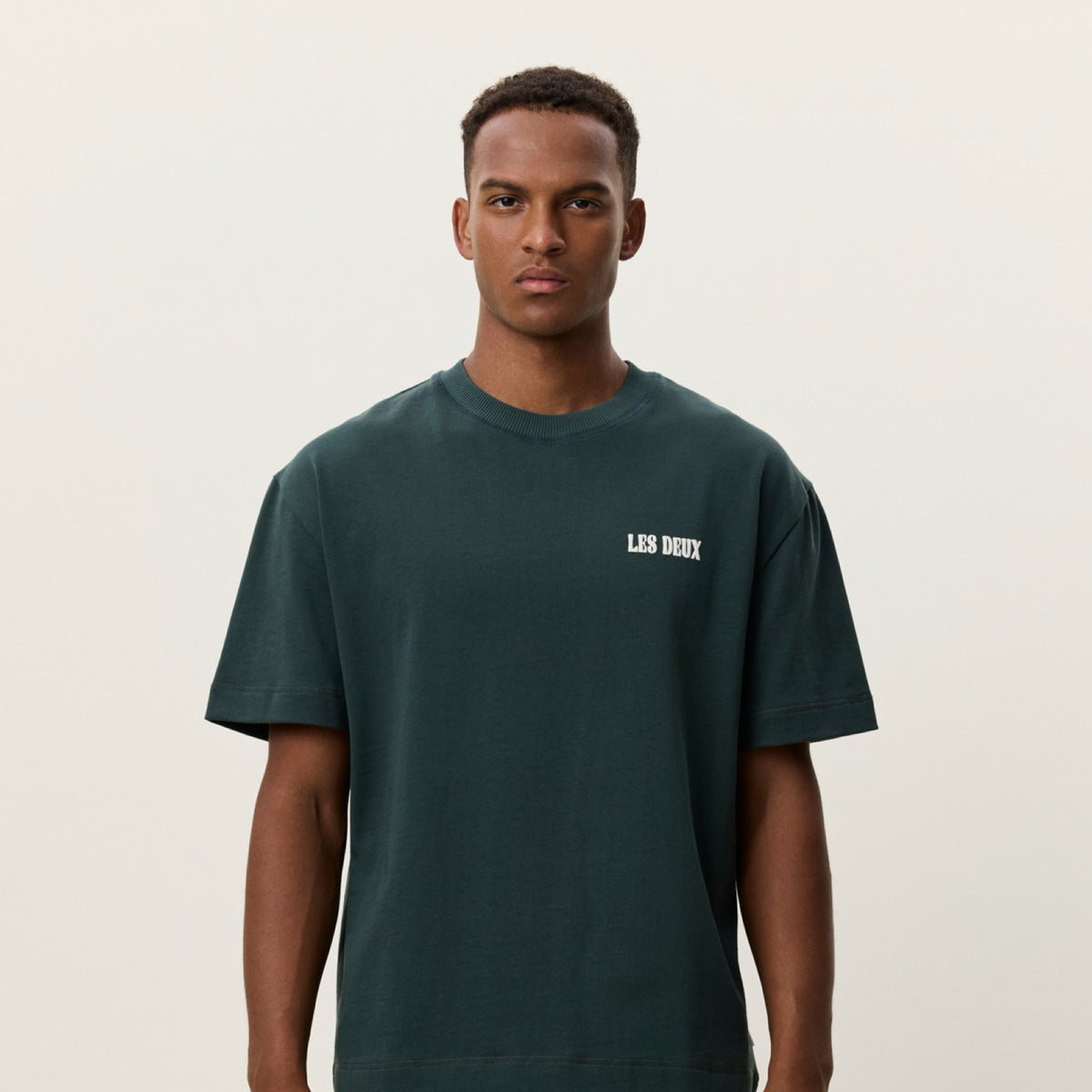 Woods Heavyweight T-shirt épais imprimé forêt — Les Deux — Darkest Spruce Green — porté, de face | Appart 17 Bruxelles