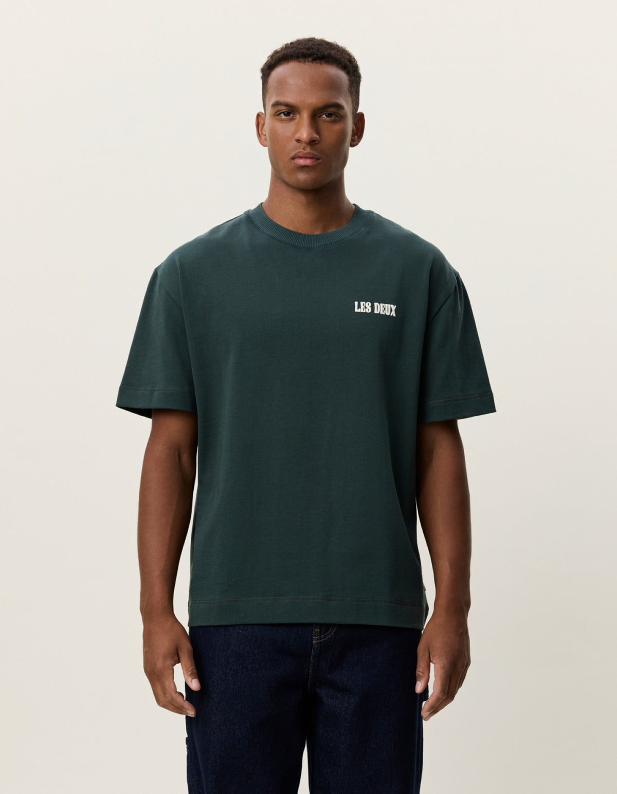Woods Heavyweight T-shirt épais imprimé forêt — Les Deux — Darkest Spruce Green — porté, de face | Appart 17 Bruxelles