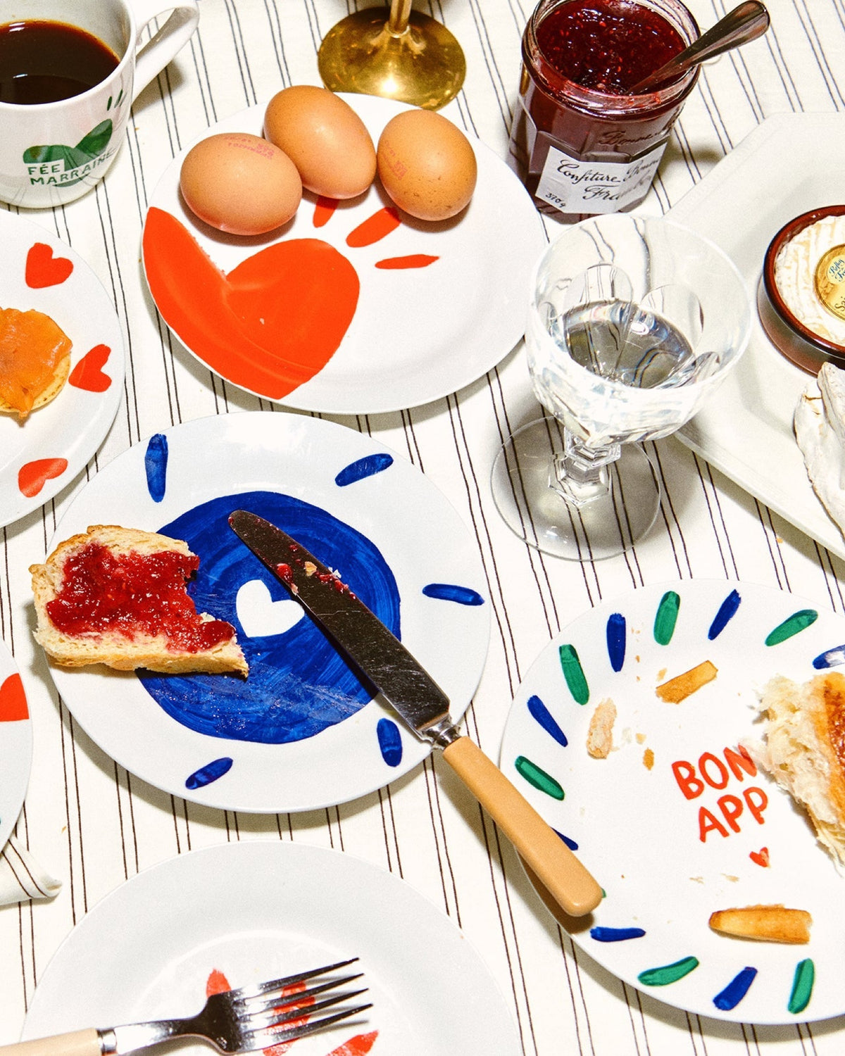 Émoi Émoi L'assiette Cœur bleu en porcelaine — Émoi Émoi — Bleu — en situation, table du petit-déjeuner | Appart 17 Bruxelles