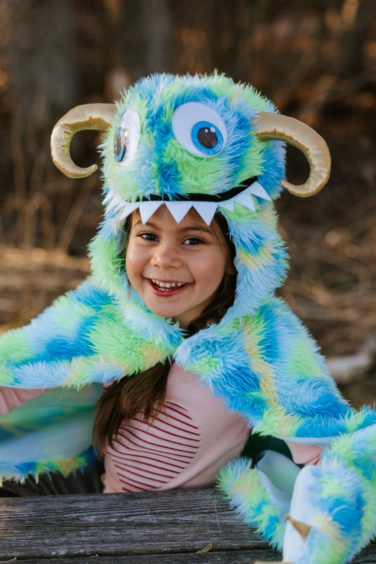 Cape monstre Swampy à poils longs et capuche — Great Pretenders — Swampy — packshot | Appart 17 Bruxelles