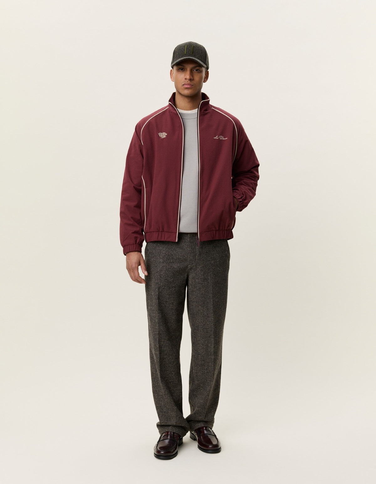 Seersucker Track Jacket Veste zippée de survêtement à passepoils — Les Deux — Chocolate Truffle Red — porté, en pied 4 | Appart 17 Bruxelles