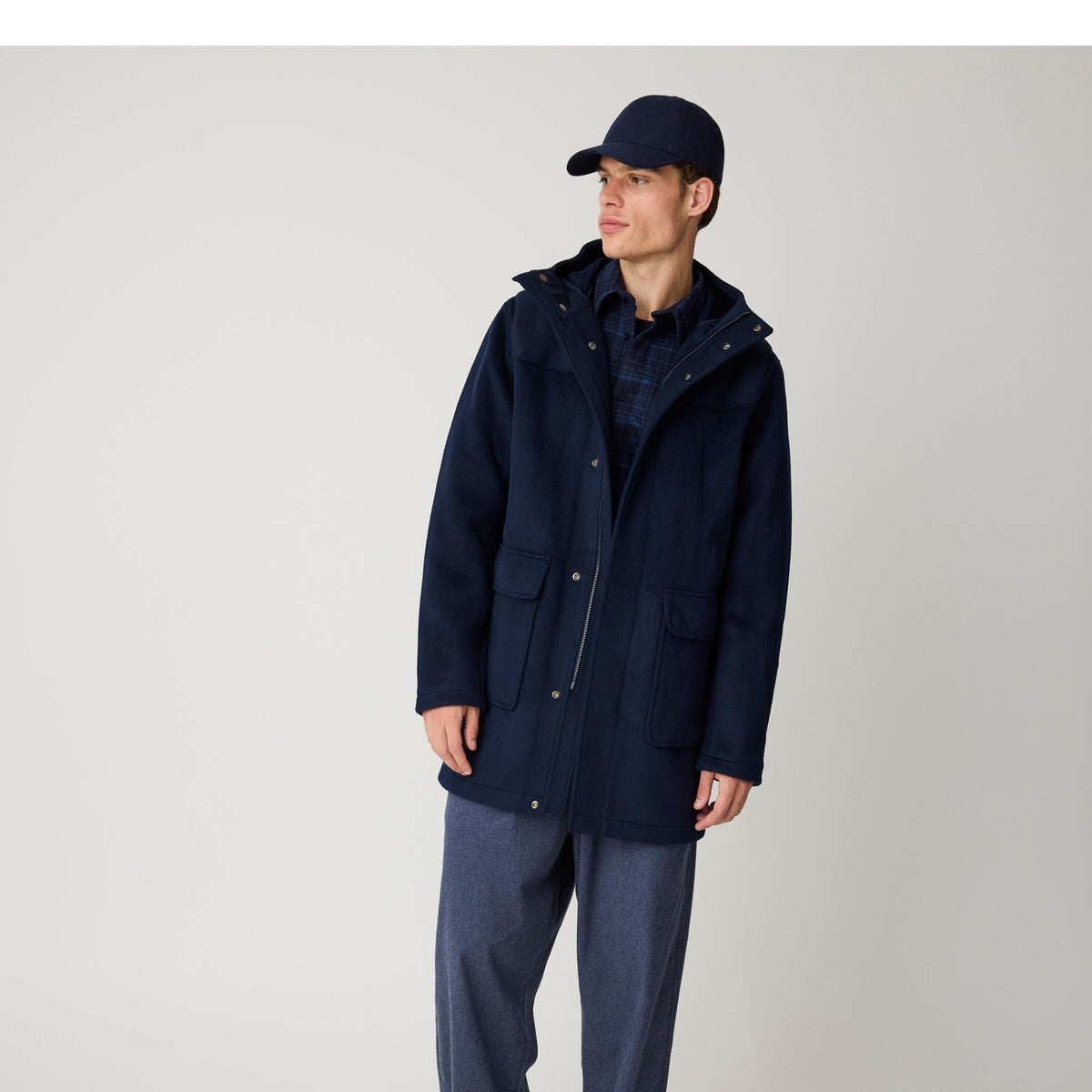 Duffle-coat Wool à capuche amovible en laine recyclée — KnowledgeCotton Apparel — Night Sky — porté | Appart 17 Bruxelles