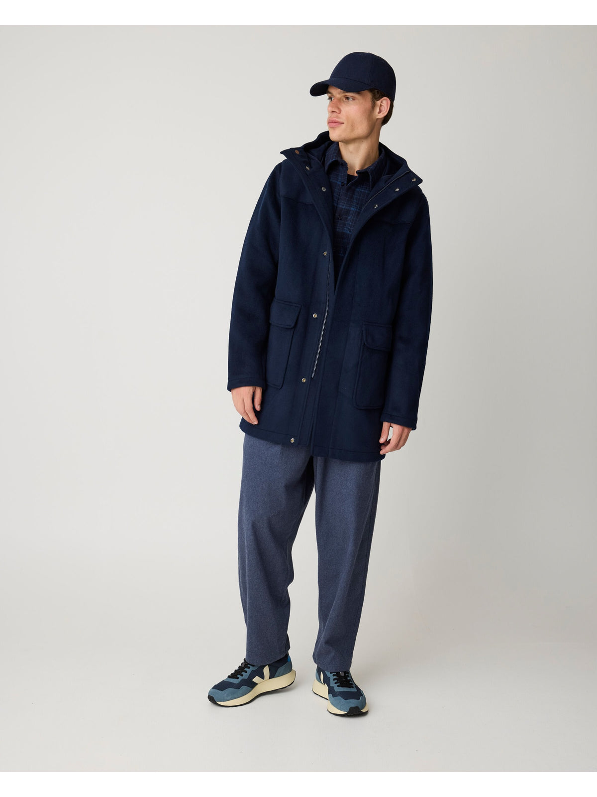 Duffle-coat Wool à capuche amovible en laine recyclée — KnowledgeCotton Apparel — Night Sky — porté | Appart 17 Bruxelles