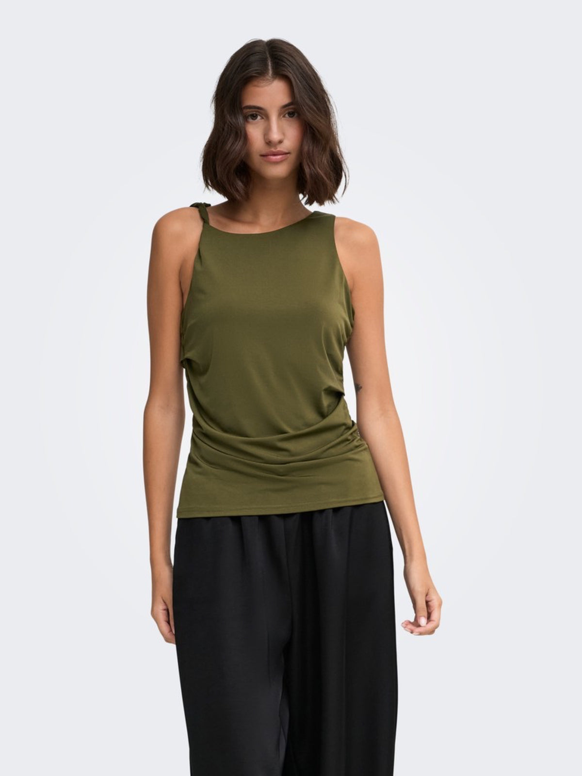 JDYMISTY Top sans manches drapé à encolure asymétrique — JDY — Dark Olive — porté | Appart 17 Bruxelles