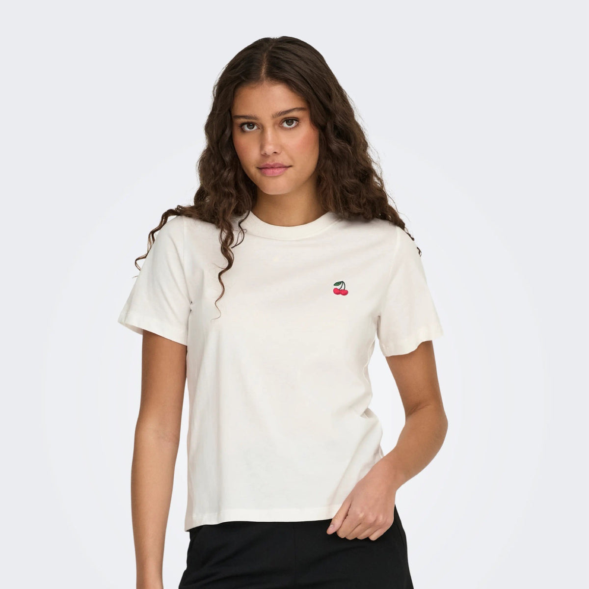 JDYPISA T-shirt col rond en coton bio à imprimé — JDY — Cloud Dancer / Cherry — porté, vue de face | Appart 17 Bruxelles