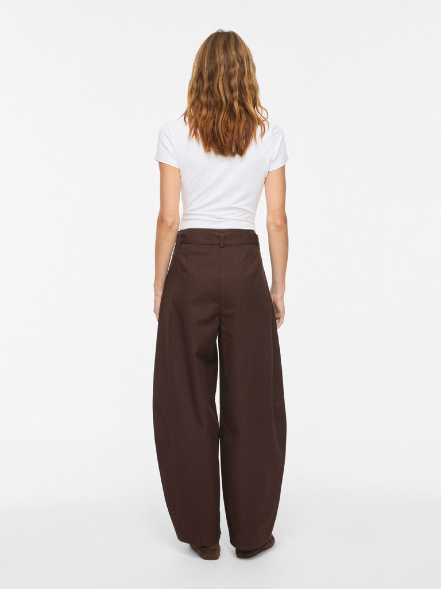 VIJEMMA Pantalon barrel taille haute en coton — VILA — Coffee Bean — porté 3 | Appart 17 Bruxelles