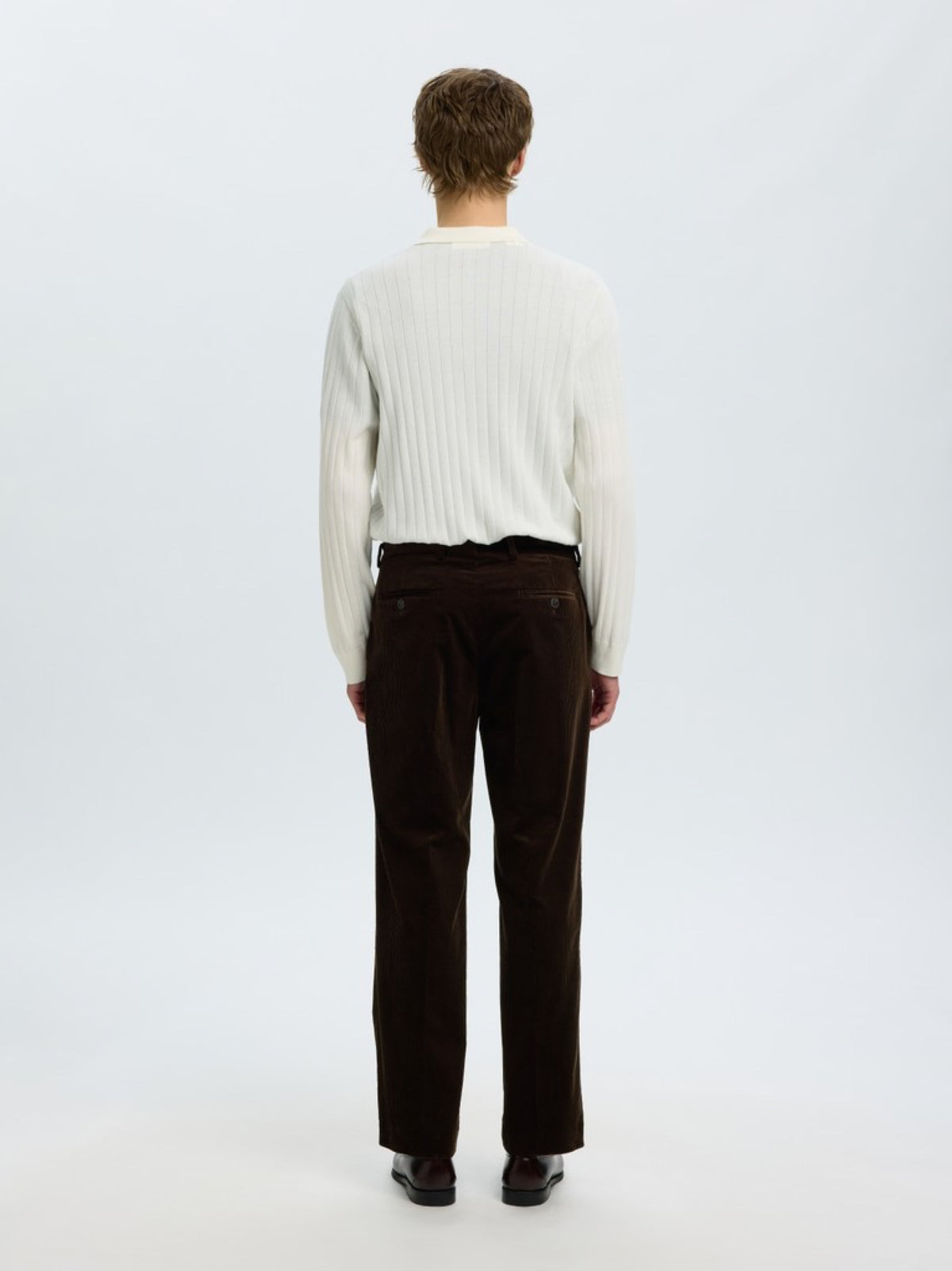 SLMREG-ENZO Pantalon en velours côtelé de coton bio — Selected Homme — Delicioso — porté, de dos 3 | Appart 17 Bruxelles