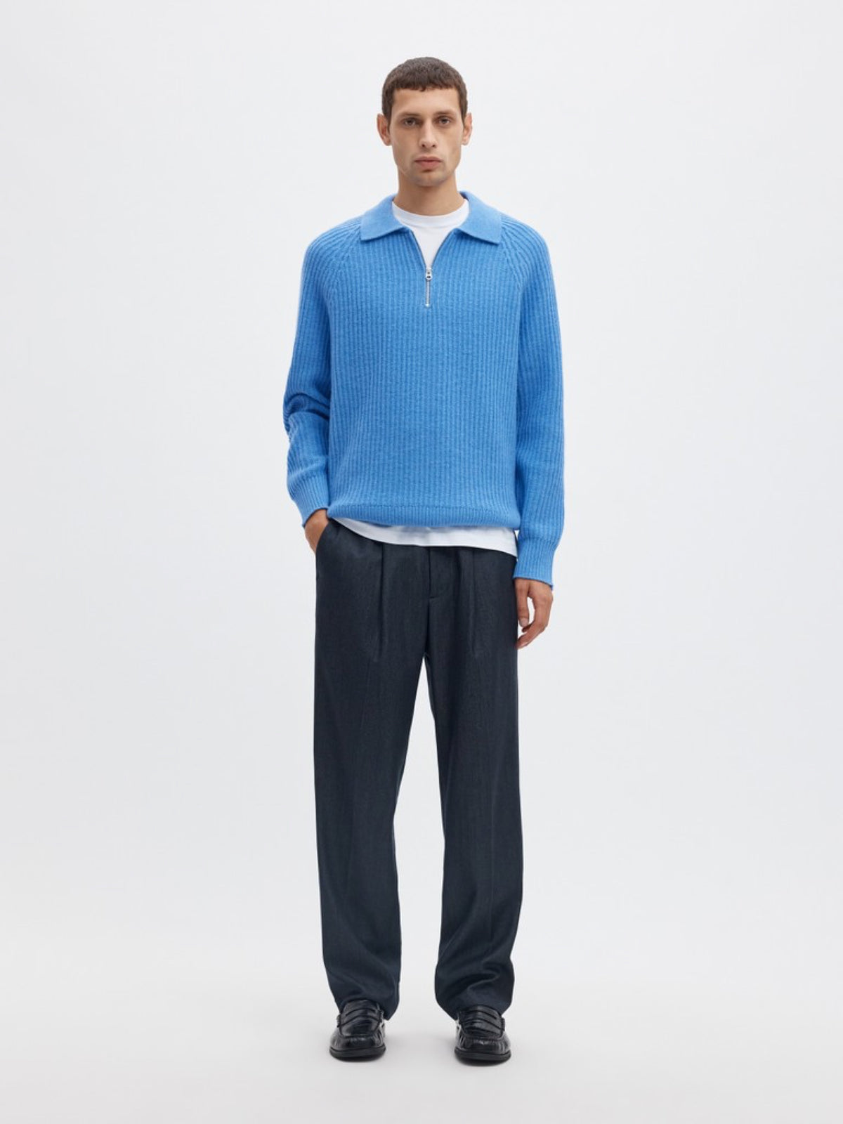 SLMBEN Pull col polo zippé en laine RWS — Selected Homme — Granada Sky — porté, en pied de face 2 | Appart 17 Bruxelles