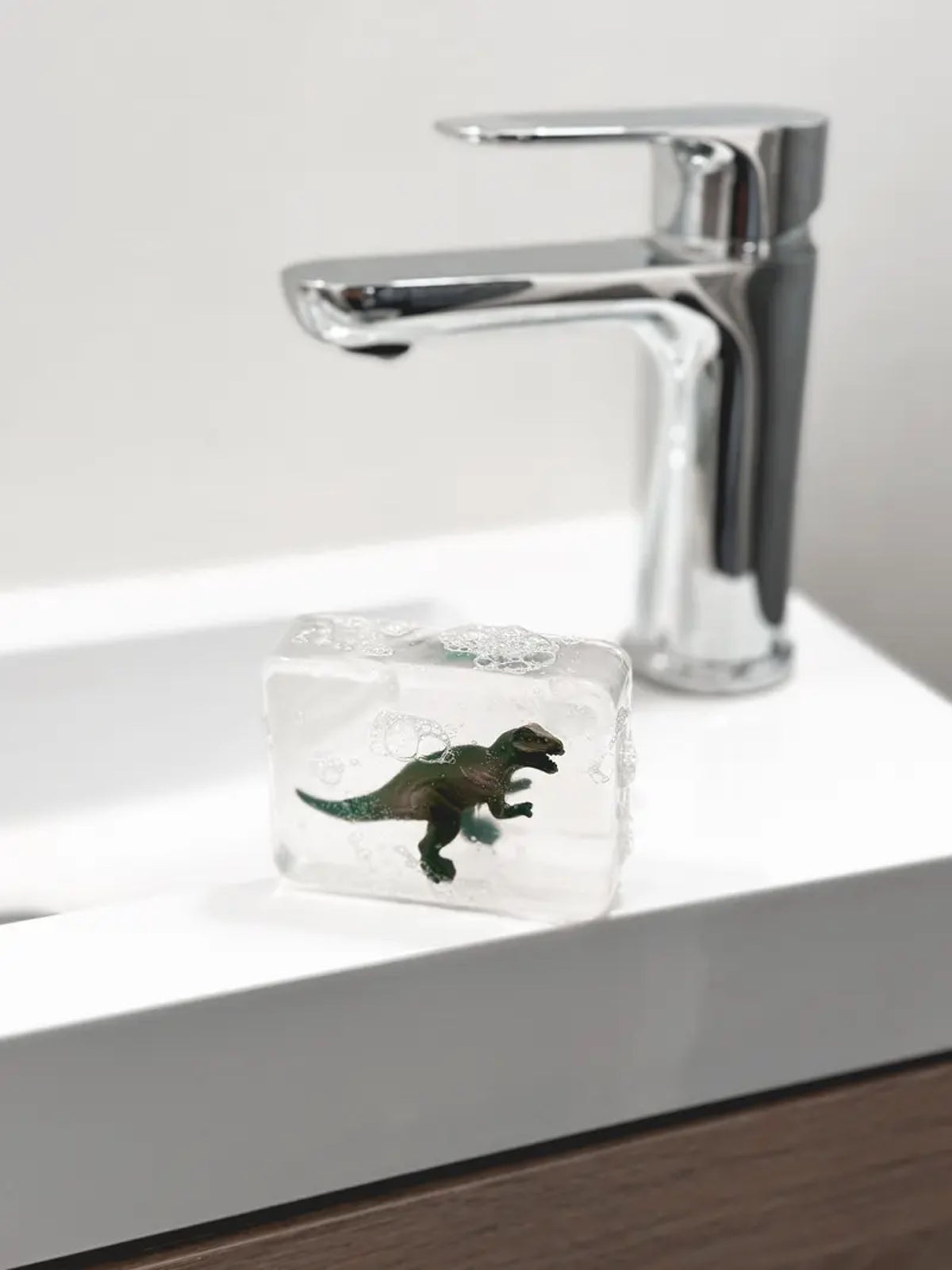 Savon surprise à figurine animal — Ludi Soap — T-Rex — autre vue 2 | Appart 17 Bruxelles