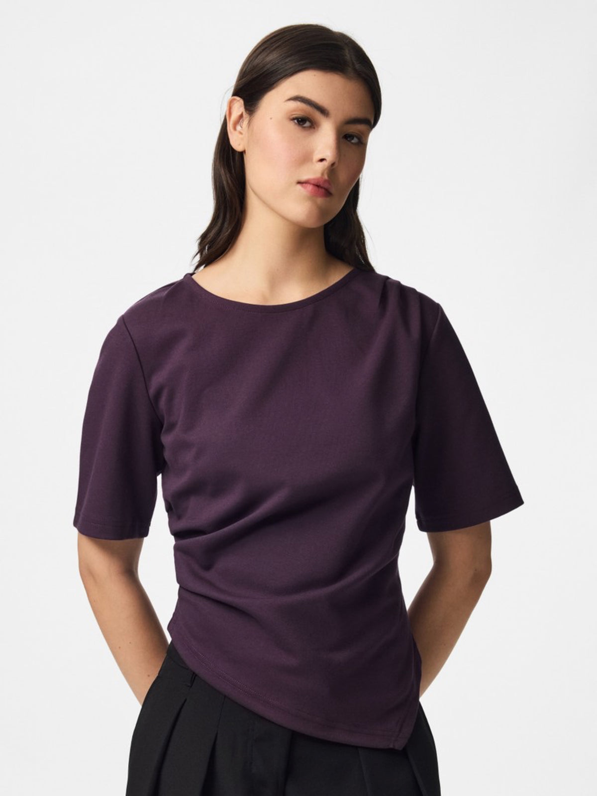 PCVICTORIA Top drapé asymétrique à manches courtes — Pieces — Plum Perfect — porté, de face | Appart 17 Bruxelles