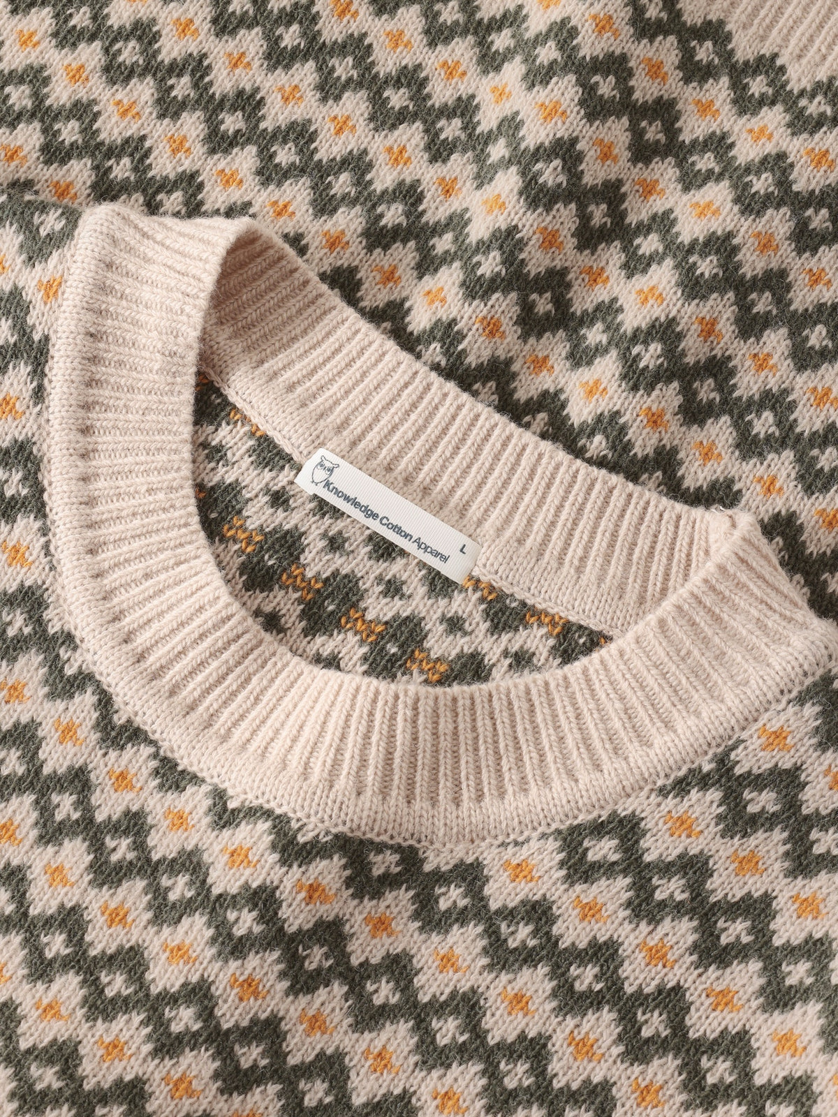 Pull jacquard col rond en pure laine d'agneau — KnowledgeCotton Apparel — Vert — gros plan matière 5 | Appart 17 Bruxelles