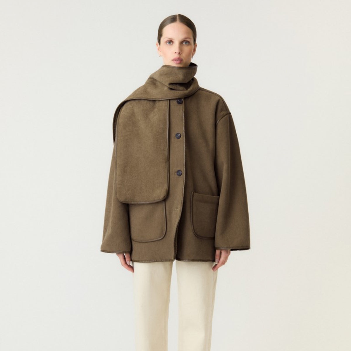 YASOSANA Veste réversible teddy à écharpe intégrée — YAS — Otter — porté, face lisse | Appart 17 Bruxelles