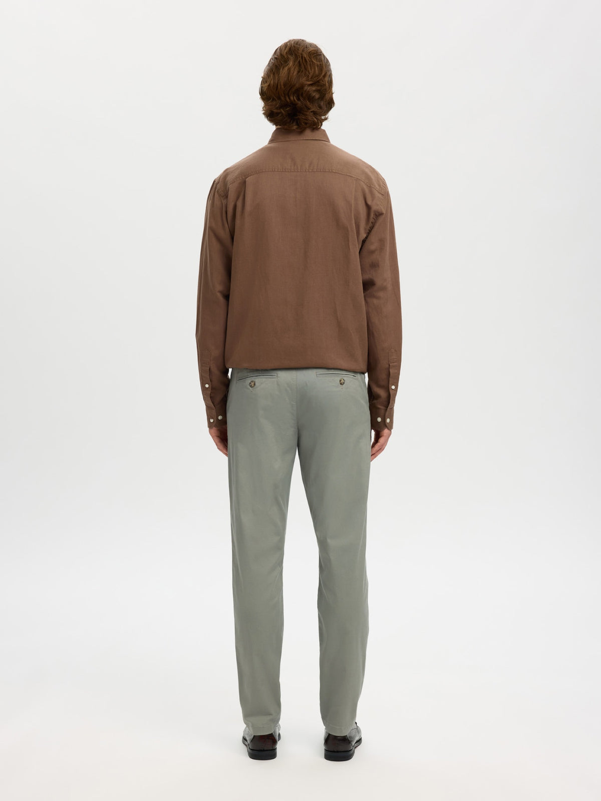 SLM175 NEW MILES Pantalon slim chino stretch coton bio — Selected Homme — Vetiver — porté, vue de dos | Appart 17 Bruxelles