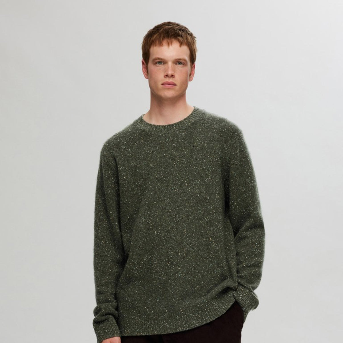 SLMNEIL Pull col rond en laine mouchetée — Selected Homme — Forest Night Neps — porté | Appart 17 Bruxelles