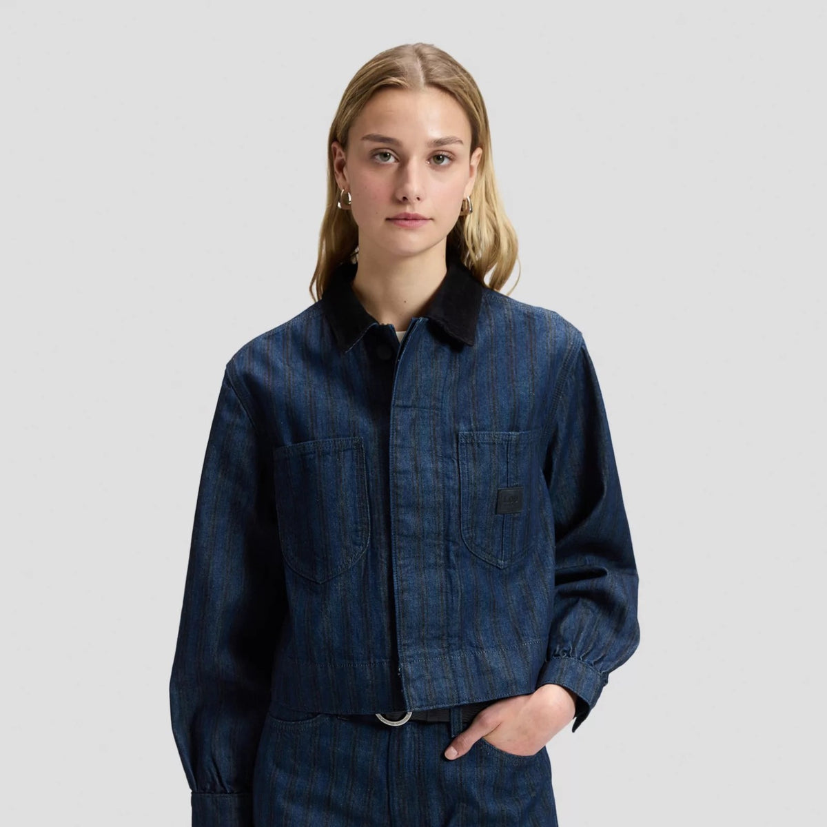 CROPPED CHORE Veste courte en denim à manches ballon — Lee — Hickory Rinse — porté | Appart 17 Bruxelles