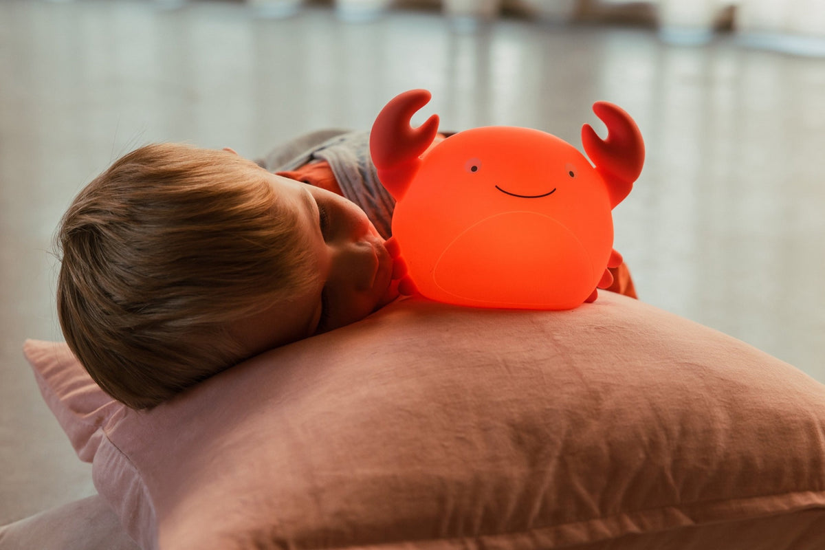Veilleuse en silicone rechargeable — AP Junior — Théo crabe corail — autre vue 2 | Appart 17 Bruxelles