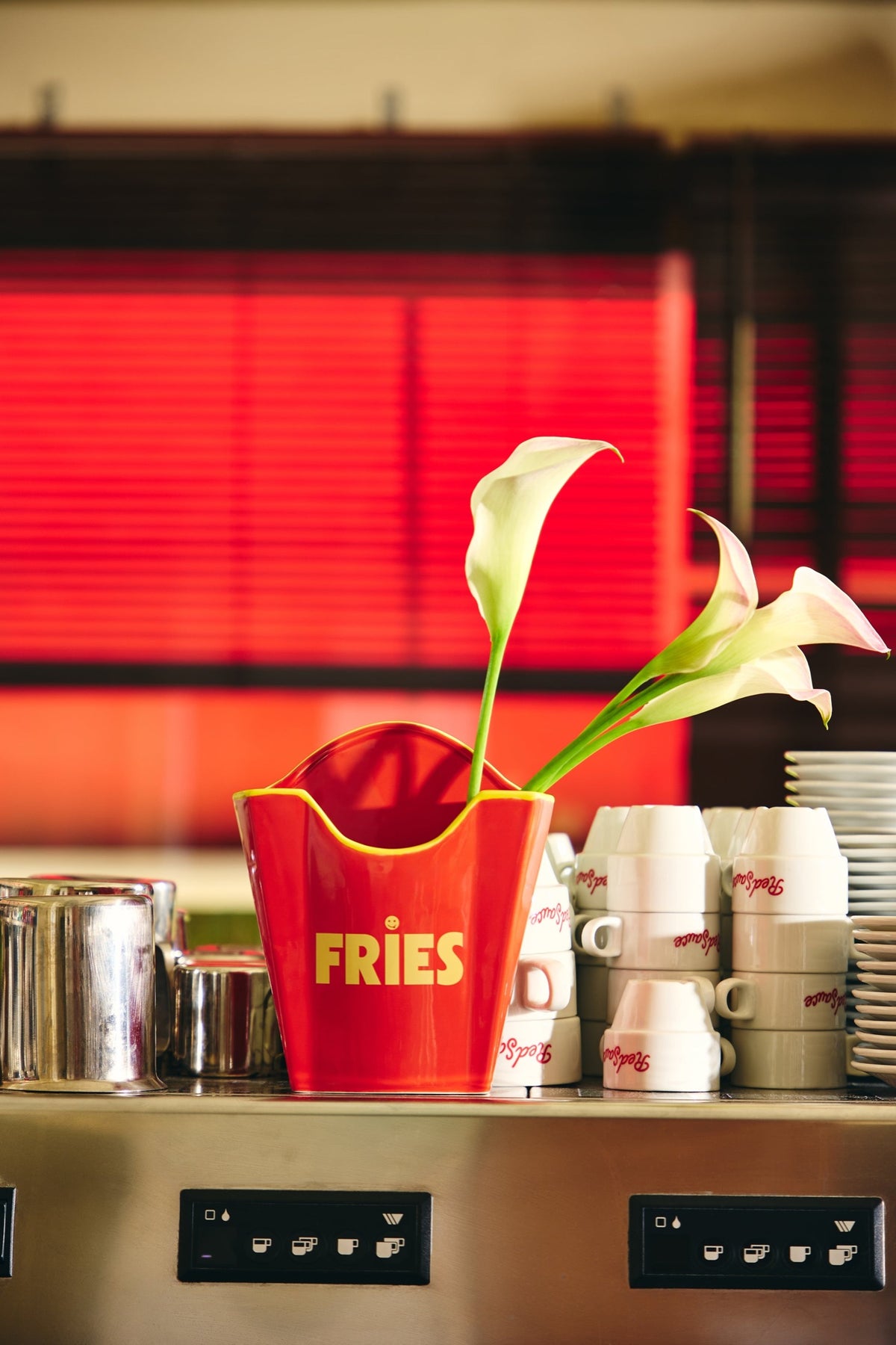 Fluid Market Vase Frites cornet de fast-food en céramique — Fluid Market — Rouge — en situation 2 | Appart 17 Bruxelles
