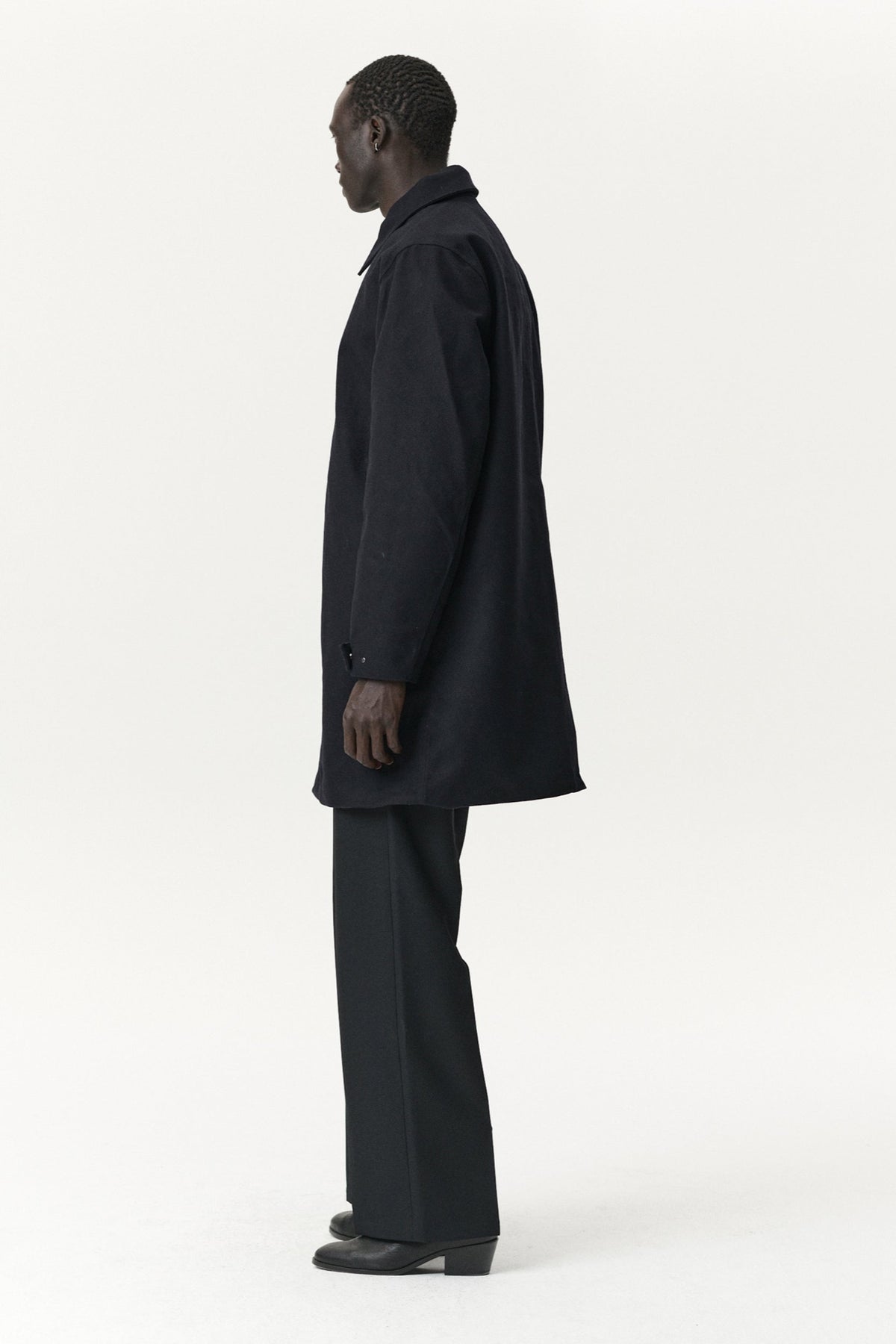 Welter Shelter LONG DONG Manteau imperméable en techwool isolé — Welter Shelter — Navy — porté de profil 6 | Appart 17 Bruxelles