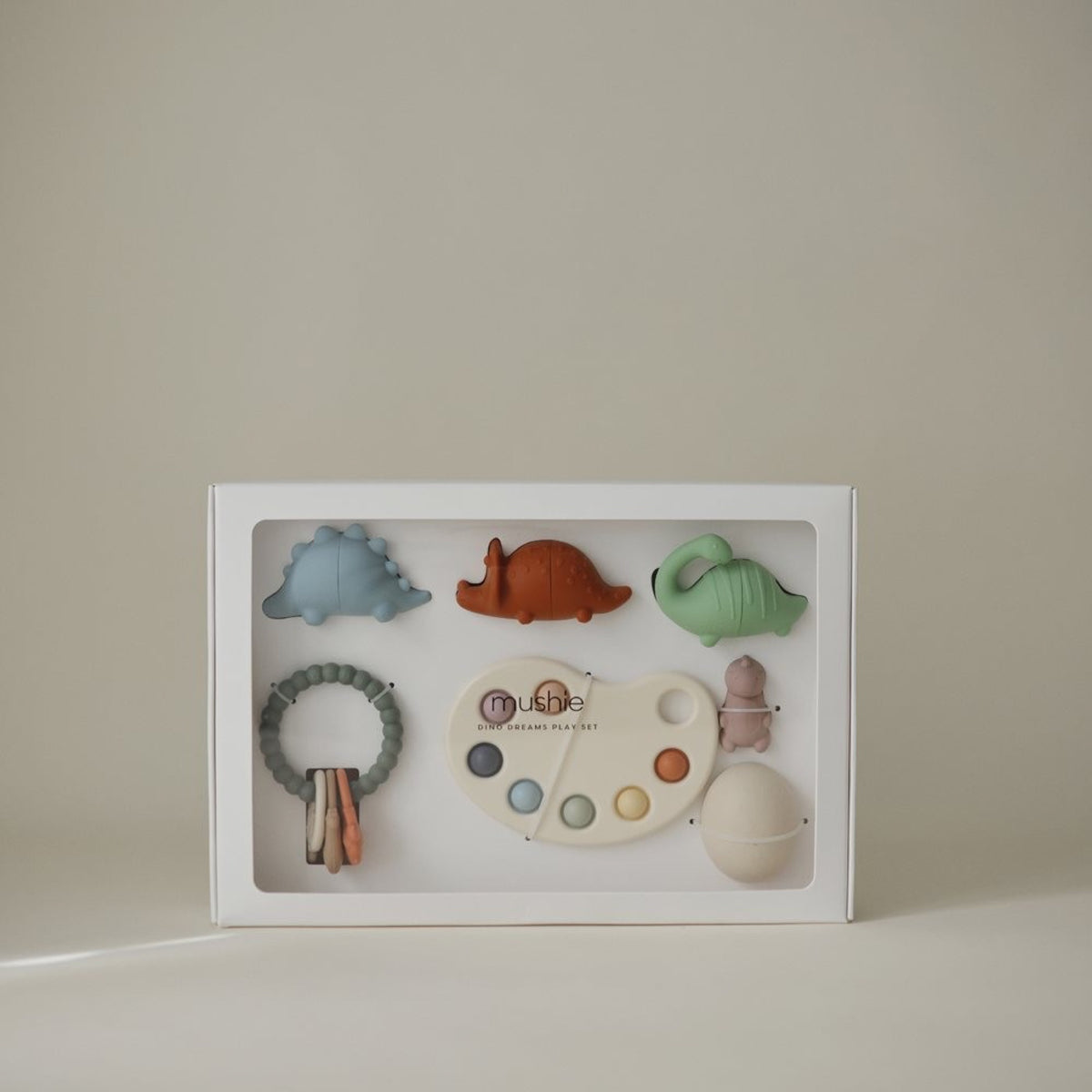 Coffret cadeau bébé Dino Dreams — Mushie — Dino Dreams — mise en situation 2 | Appart 17 Bruxelles