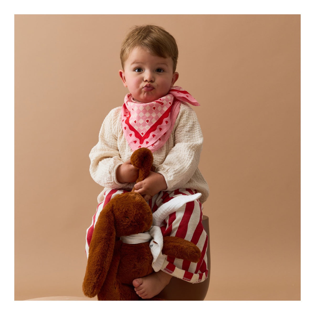 Foulard enfant 55 cm × Cha Cha Pop — Atelier Wagram — Amour fou rose et rouge — autre vue 2 | Appart 17 Bruxelles