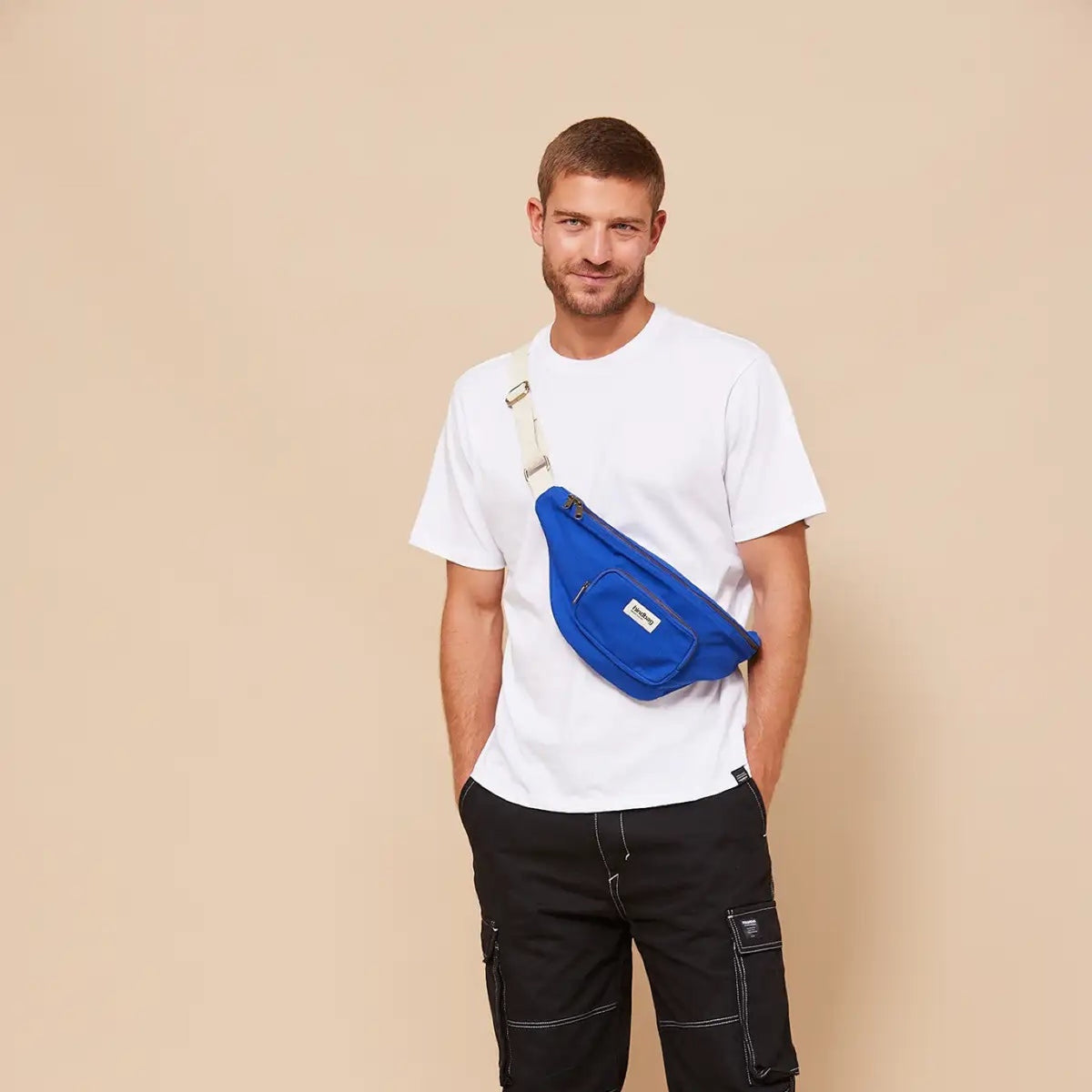 Hindbag Sofia Sac banane XL en coton bio, 2 poches zippées — Hindbag — Bleu électrique — porté | Appart 17 Bruxelles
