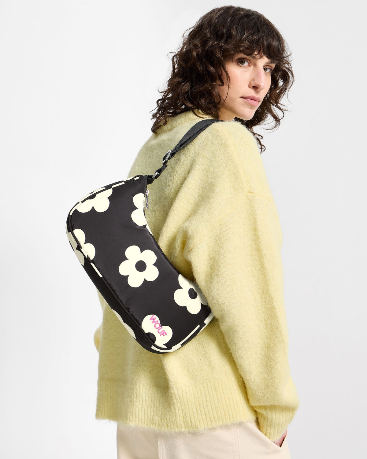 NIGHT DAISY Sac porté épaule en polyester recyclé — Wouf — Night Daisy — porté, détail 3 | Appart 17 Bruxelles