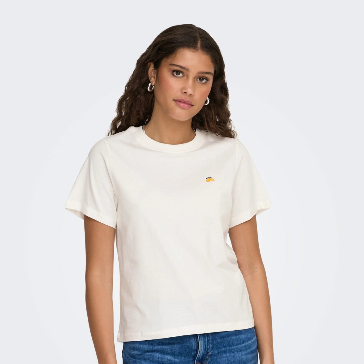 JDYPISA T-shirt col rond en coton bio à imprimé — JDY — Cloud Dancer / Lemon — porté, vue de face | Appart 17 Bruxelles