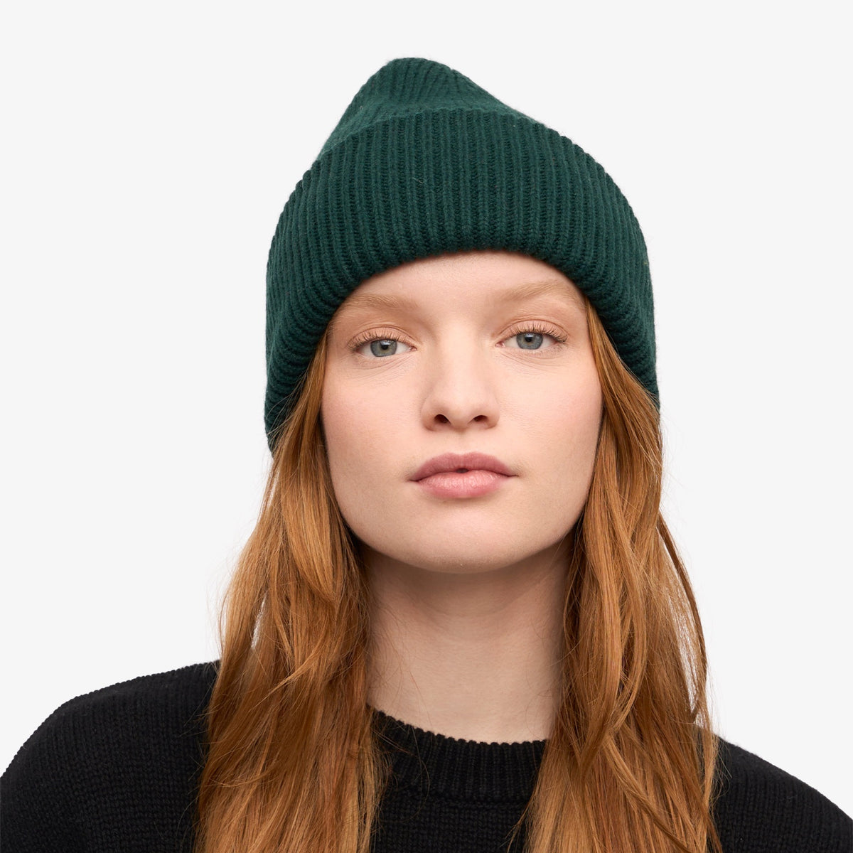 Colorful Standard Merino Wool Hat Bonnet côtelé à large revers laine mérinos — Colorful Standard — Emerald Green — porté, vue de face | Appart 17 Bruxelles