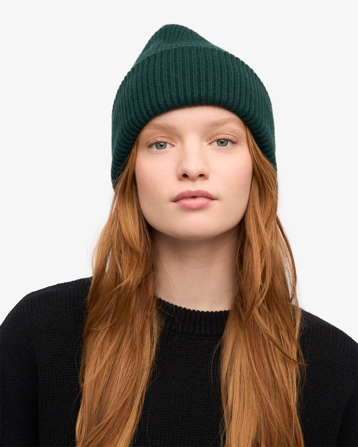 Colorful Standard Merino Wool Hat Bonnet côtelé à large revers laine mérinos — Colorful Standard — Emerald Green — porté, vue de face | Appart 17 Bruxelles