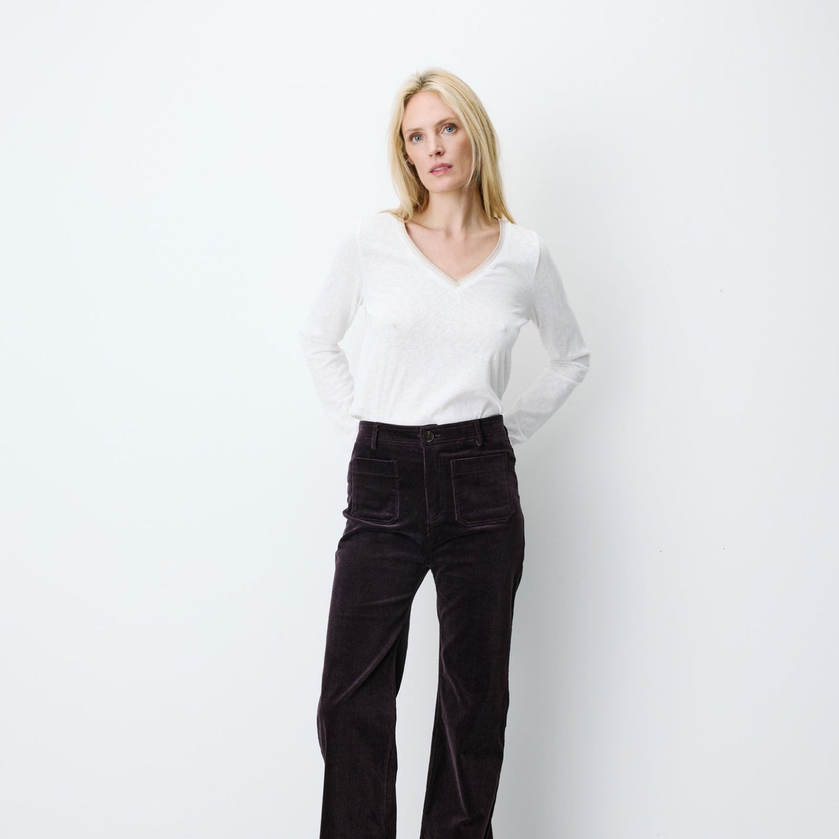 Alban Pantalon droit en velours côtelé — Grace & Mila — Aubergine — porté | Appart 17 Bruxelles