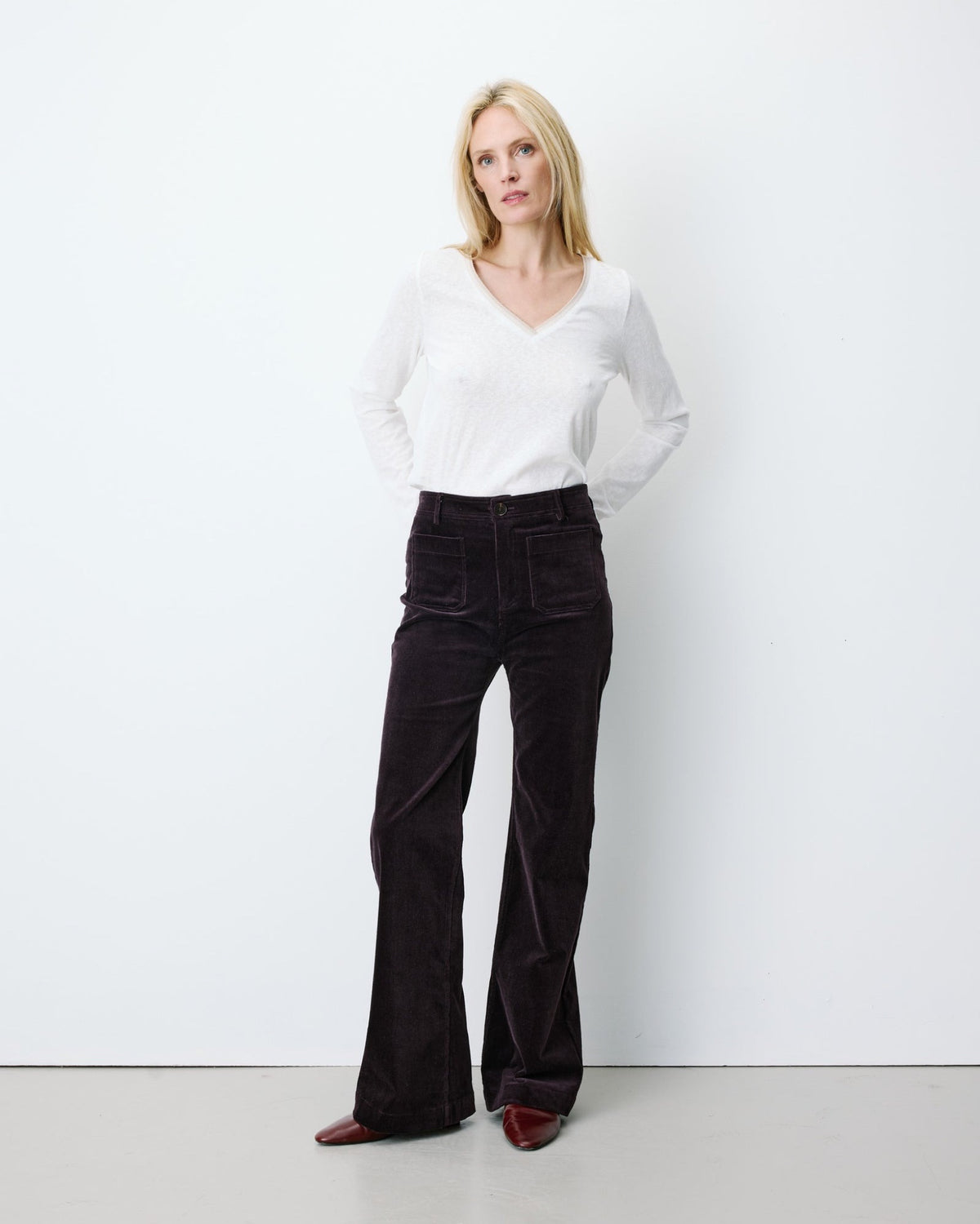 Alban Pantalon droit en velours côtelé — Grace & Mila — Aubergine — porté | Appart 17 Bruxelles