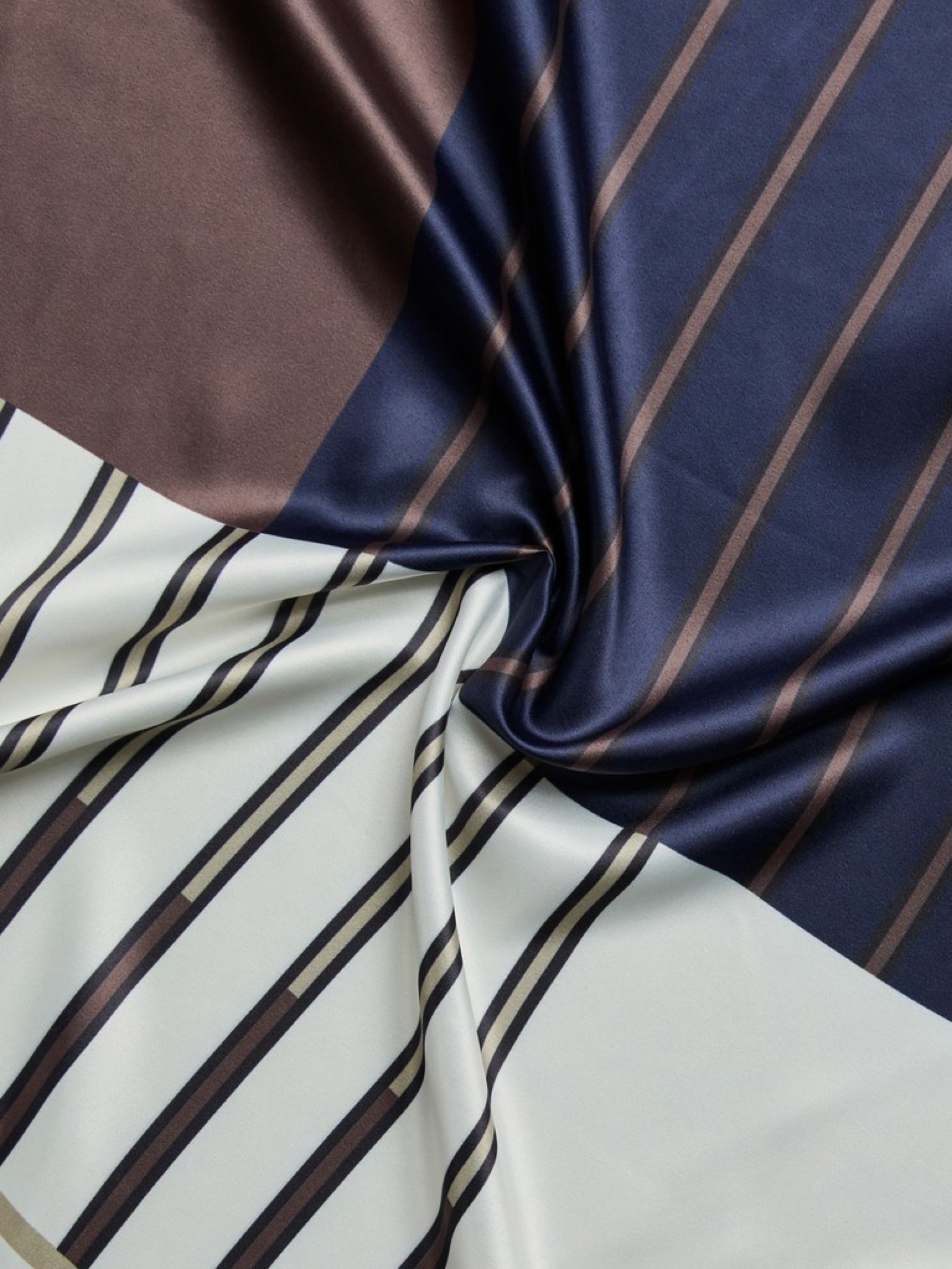 PCAMANDA Foulard carré satiné imprimé — Pieces — Maritime Blue — détail de la matière 4 | Appart 17 Bruxelles