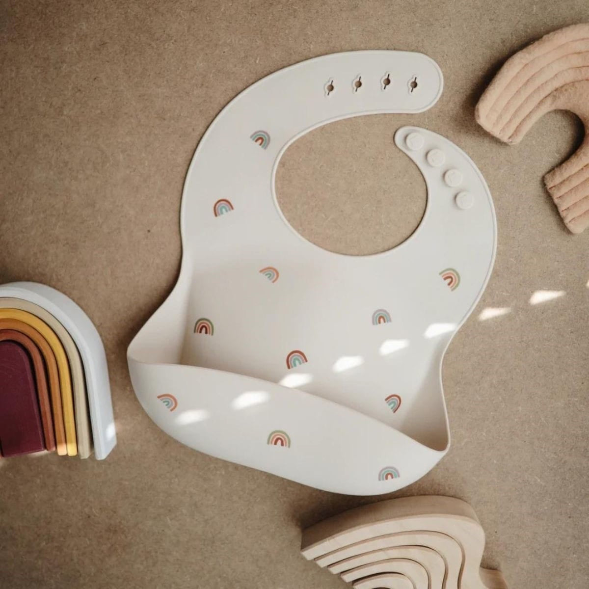 Bavoir en silicone à poche — Mushie — Rainbow — mise en situation 3 | Appart 17 Bruxelles