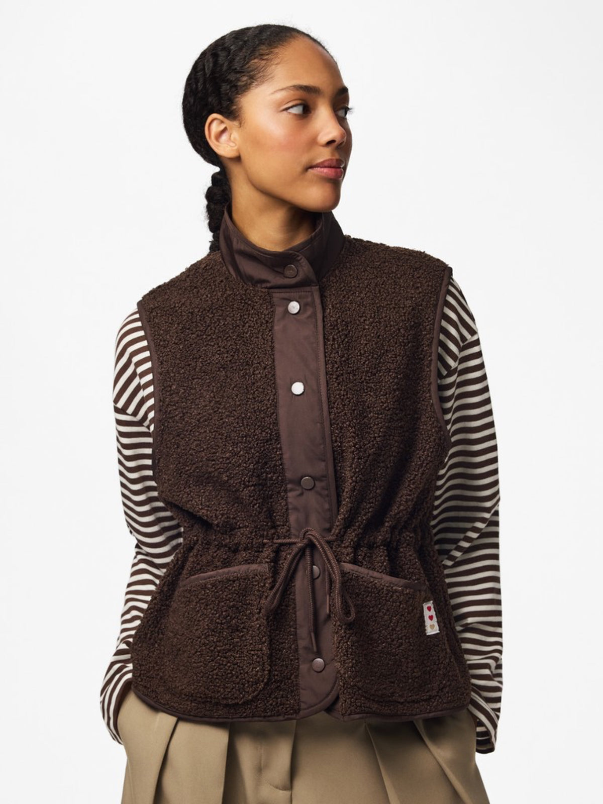 PCKATTY Gilet sans manches en teddy à col montant — Pieces — Hot Fudge — porté, de face | Appart 17 Bruxelles