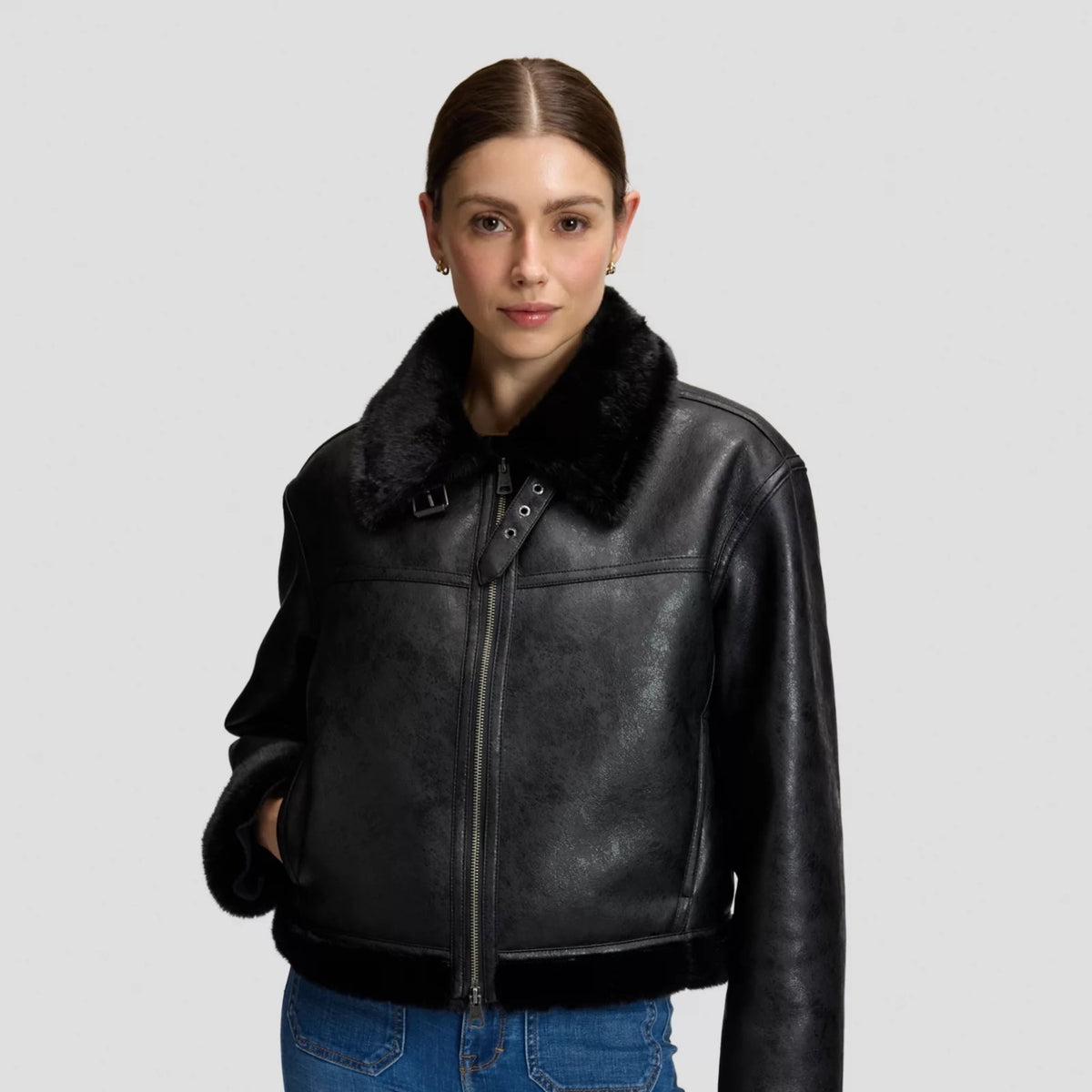 AVIATOR Blouson aviateur court femme effet cuir, col en peluche à boucle — Lee — Black — porté, de face | Appart 17 Bruxelles
