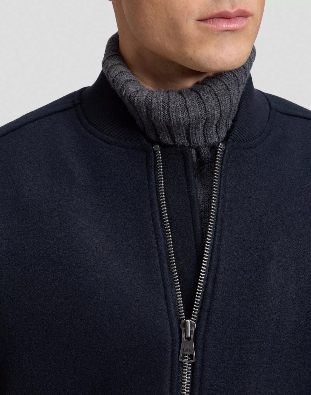 WOOL BOMBER Blouson zippé en laine mélangée, bords-côtes — Lee — Black — détail du col en bord-côte et de la tirette siglée Lee 4 | Appart 17 Bruxelles