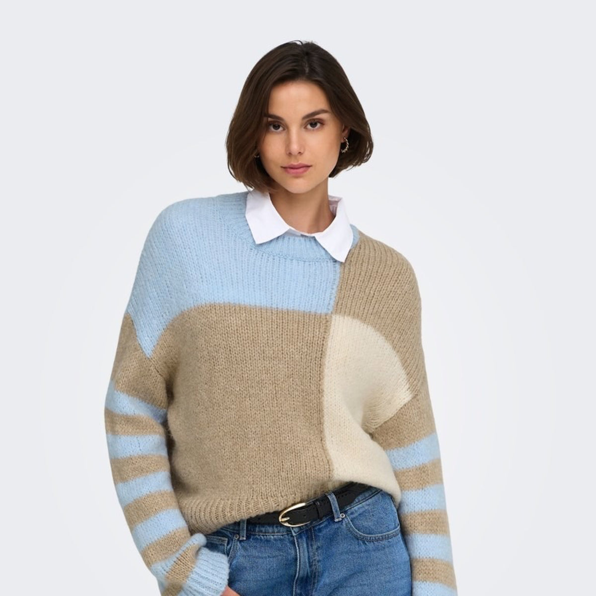 JDYKILIAN Pull color block à manches rayées — JDY — Cashmere Blue — portée de face, mi-corps | Appart 17 Bruxelles