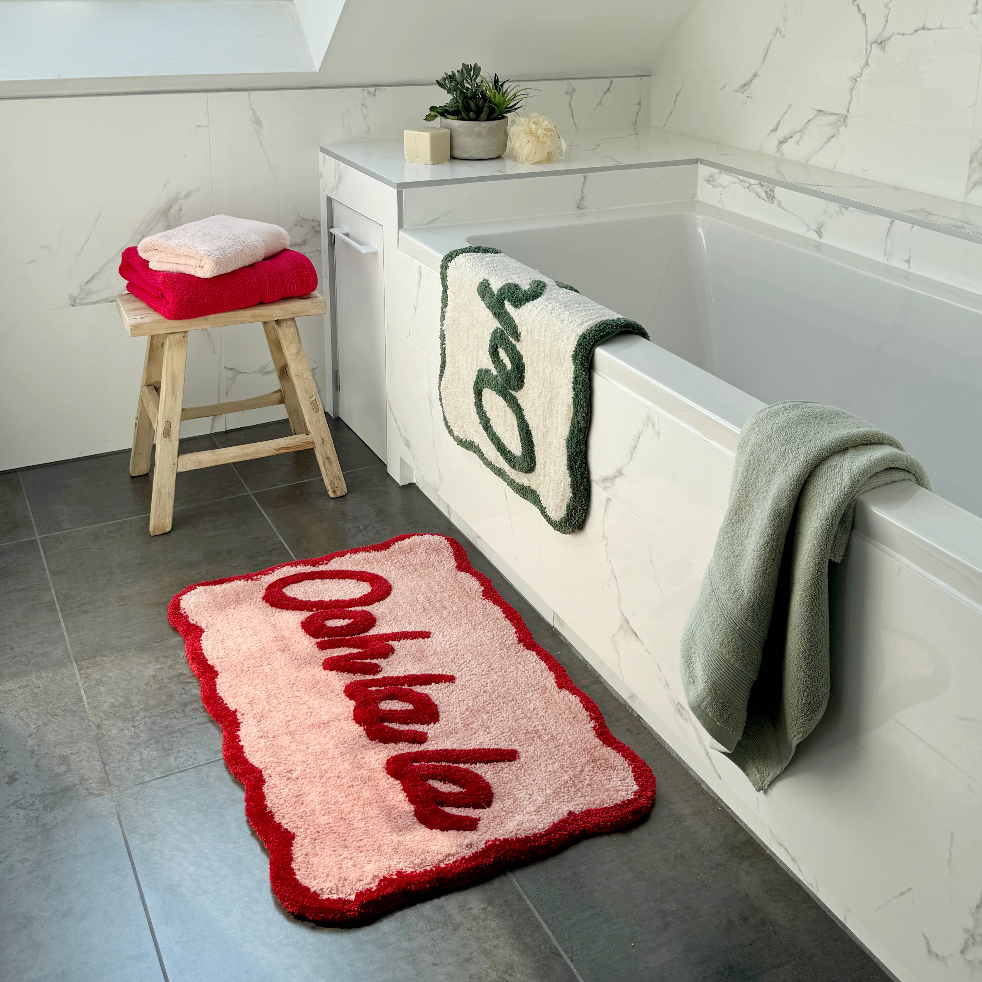 Tapis de bain « Ooh La La » festonné — Rose & rouge — vue 7, Rose & rouge | Appart 17