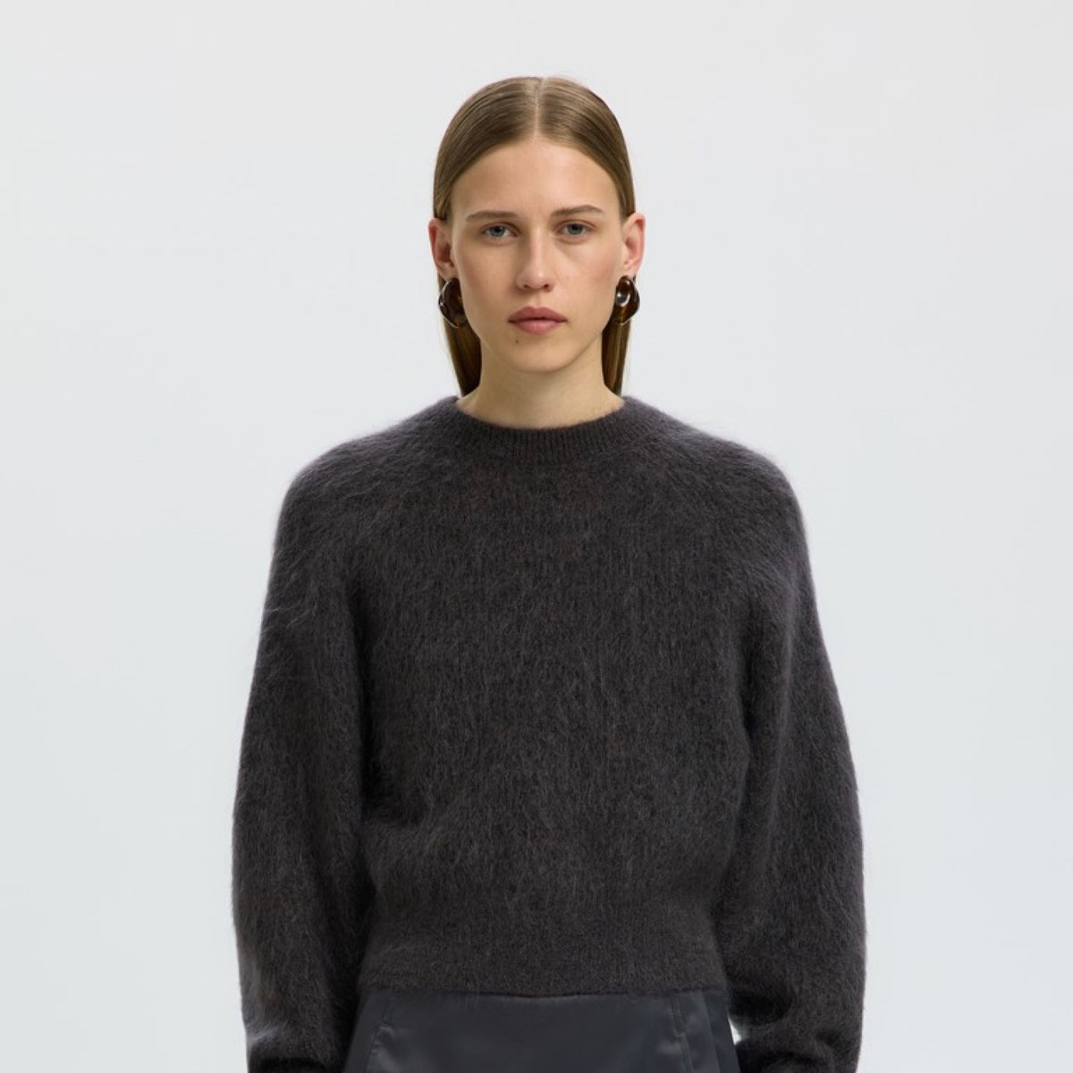 SLWMIRA Pull court en mohair col rond, épaules tombantes — Selected Femme — Asphalt — porté | Appart 17 Bruxelles