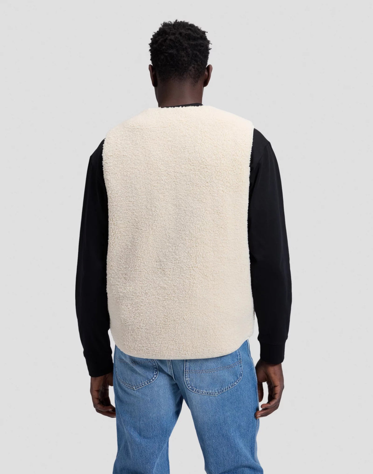 WORKWEAR Gilet sans manches zippé en sherpa, poches en toile — Lee — Warm Ecru — porté, de dos 2 | Appart 17 Bruxelles