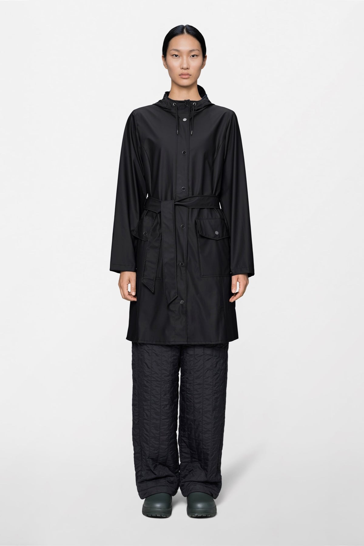 Curve Long Jacket W3 Imperméable long légèrement cintré à capuche — Rains — Black — porté, vue de face | Appart 17 Bruxelles