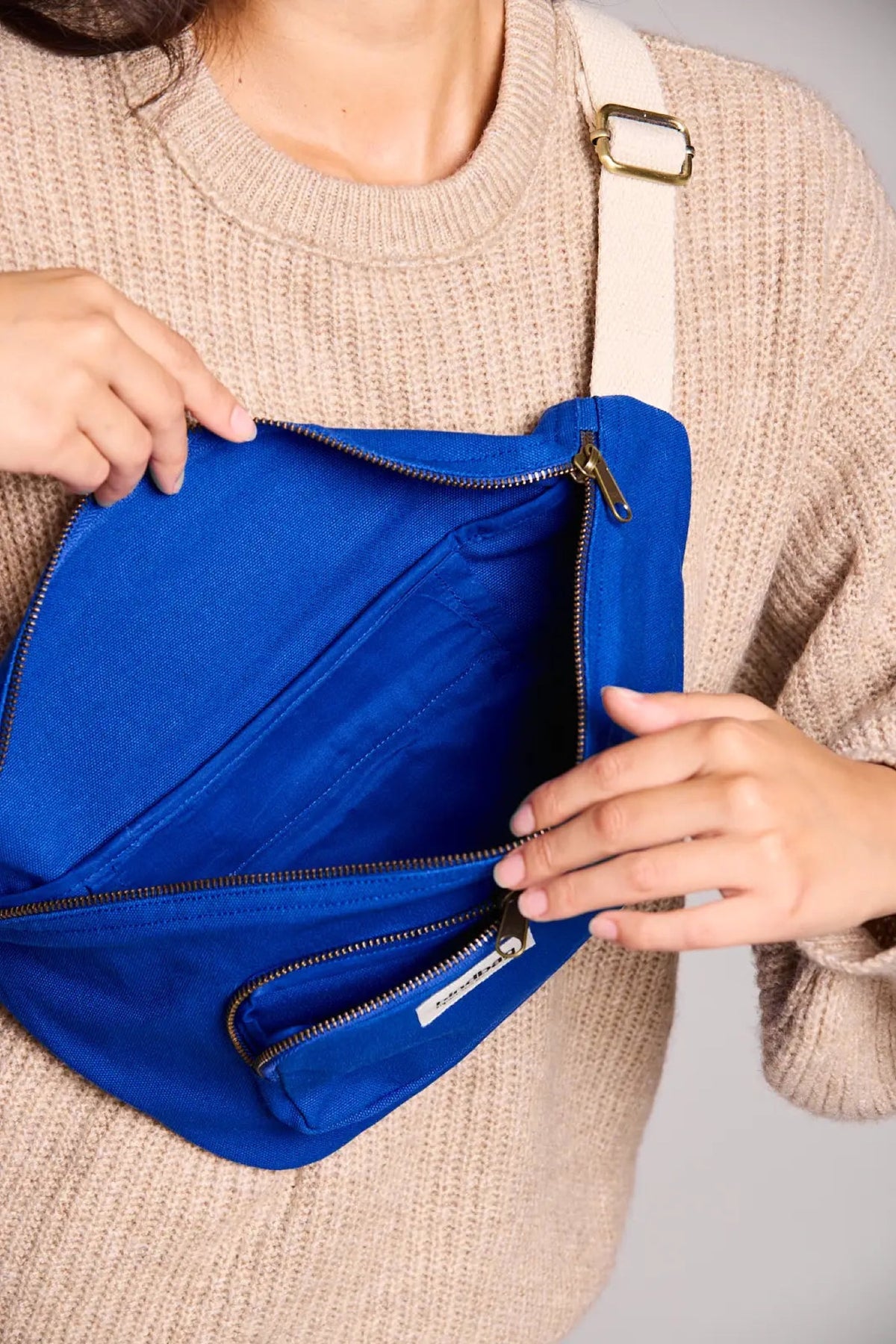 Hindbag Sofia Sac banane XL en coton bio, 2 poches zippées — Hindbag — Bleu électrique — porté, détail poche 4 | Appart 17 Bruxelles