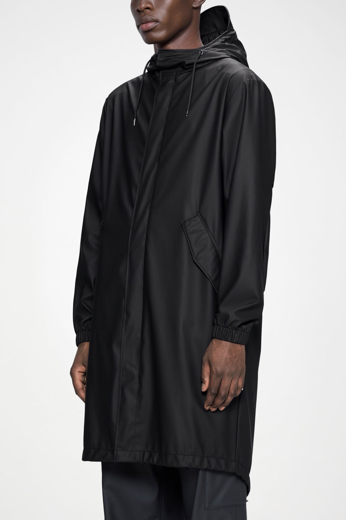 Fishtail Parka W3 — Rains — Black — porté, détail | Appart 17 Bruxelles