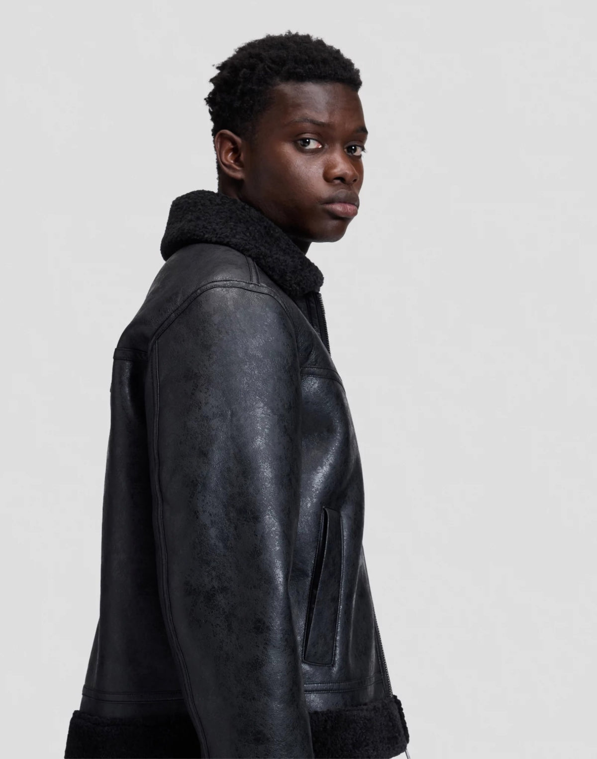 AVIATOR Blouson aviateur homme effet cuir, col chemise en sherpa — Lee — Black — porté, de profil, buste 4 | Appart 17 Bruxelles