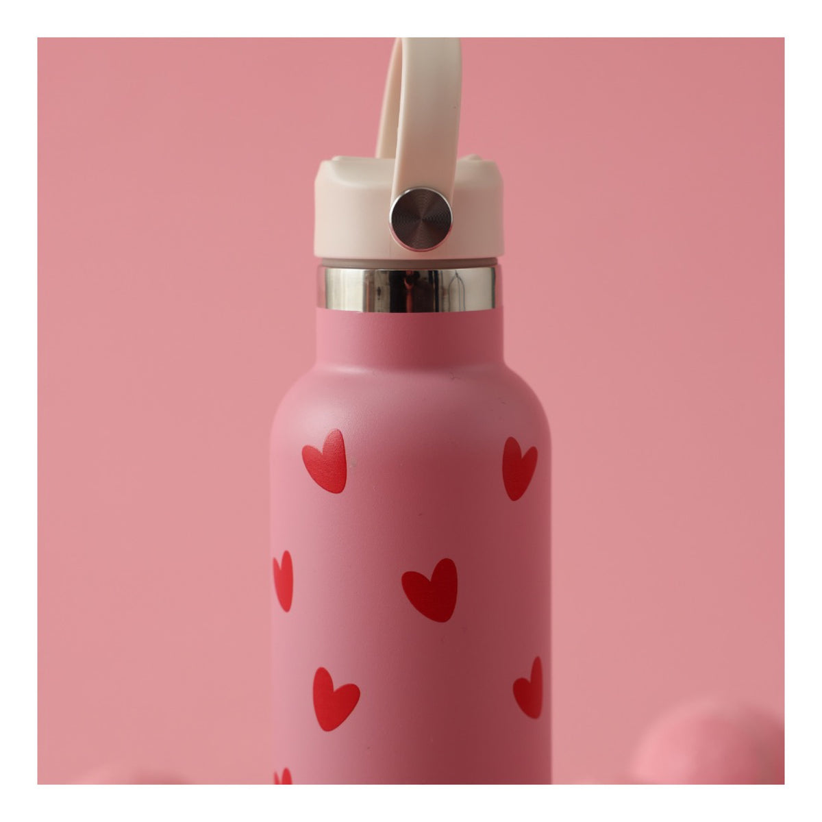 Gourde isotherme 600 ml — Atelier Wagram — Rose cœurs rouges — autre vue 5 | Appart 17 Bruxelles