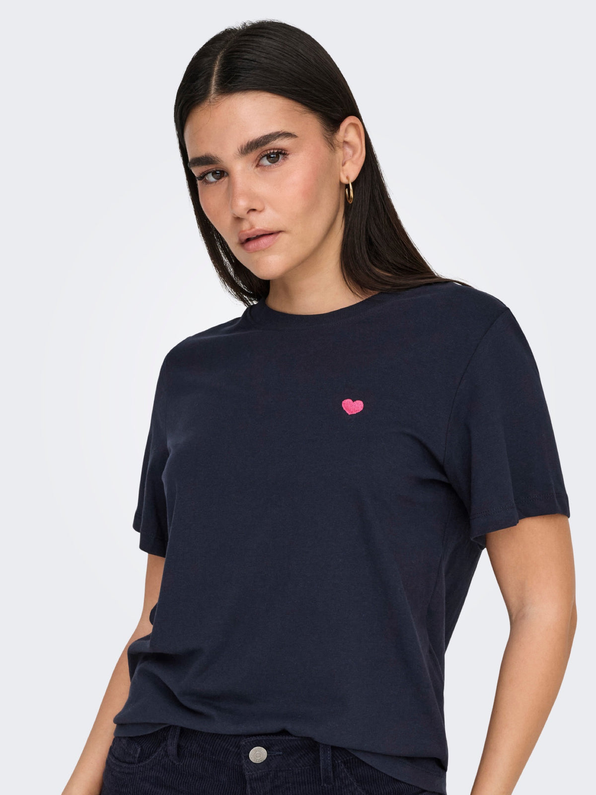 JDYPISA T-shirt col rond en coton bio à imprimé — JDY — Sky Captain / Pink Peacock Heart — détail | Appart 17 Bruxelles