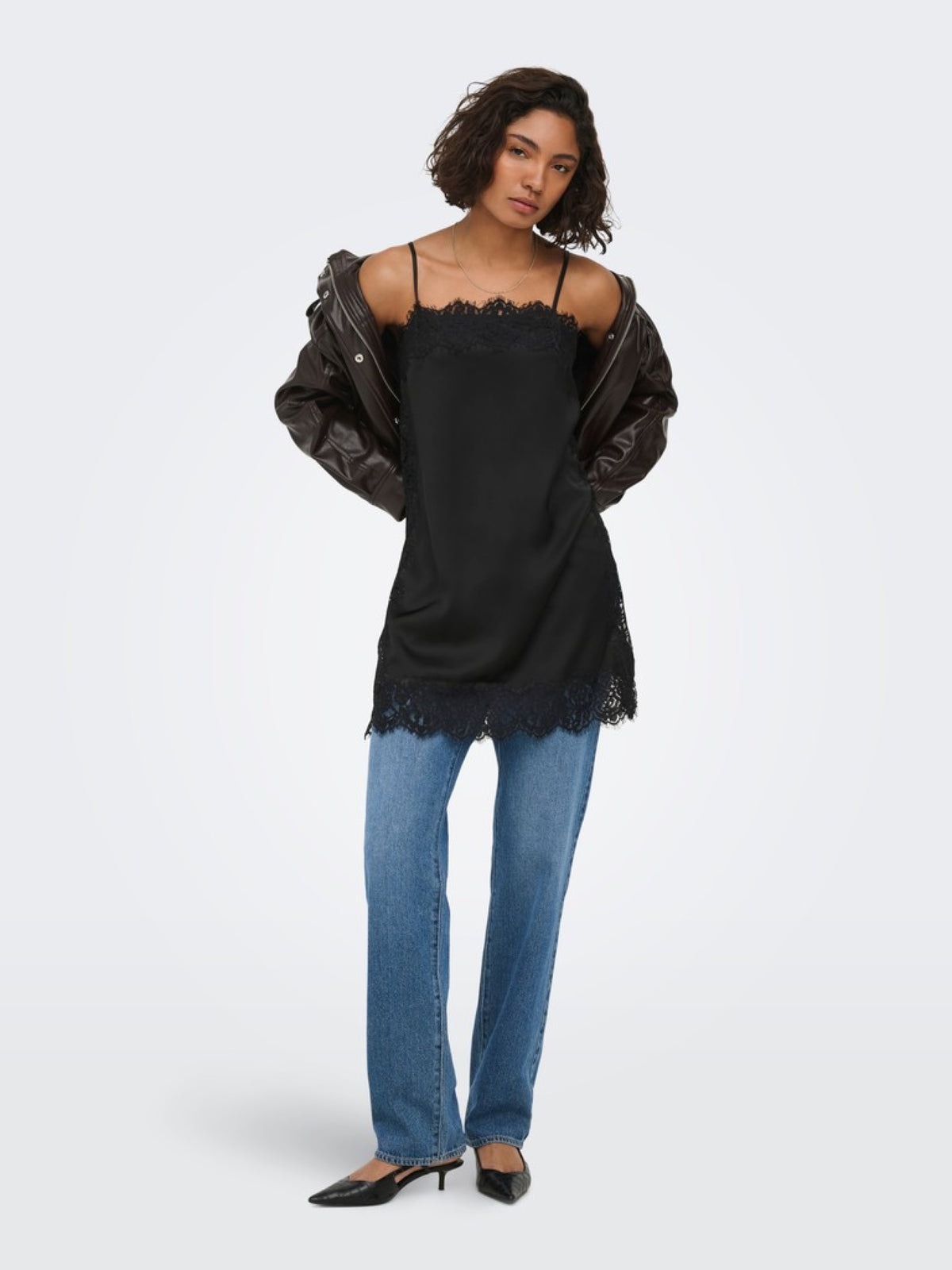 JDYALANA Caraco long satiné à bordures dentelle — JDY — Black — porté en look 5 | Appart 17 Bruxelles