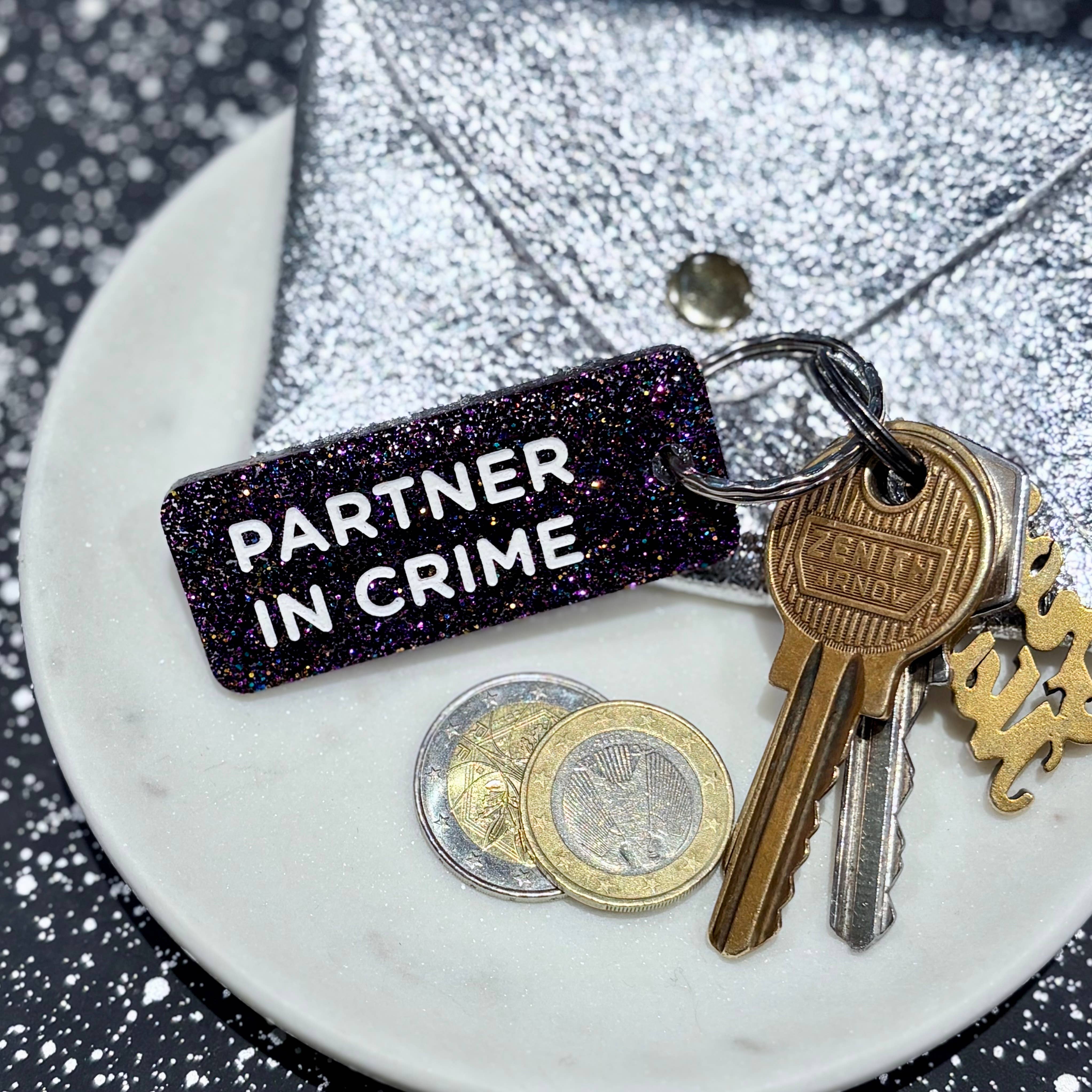 PARTNER IN CRIME Porte-clés à paillettes Plus de Love: Noir